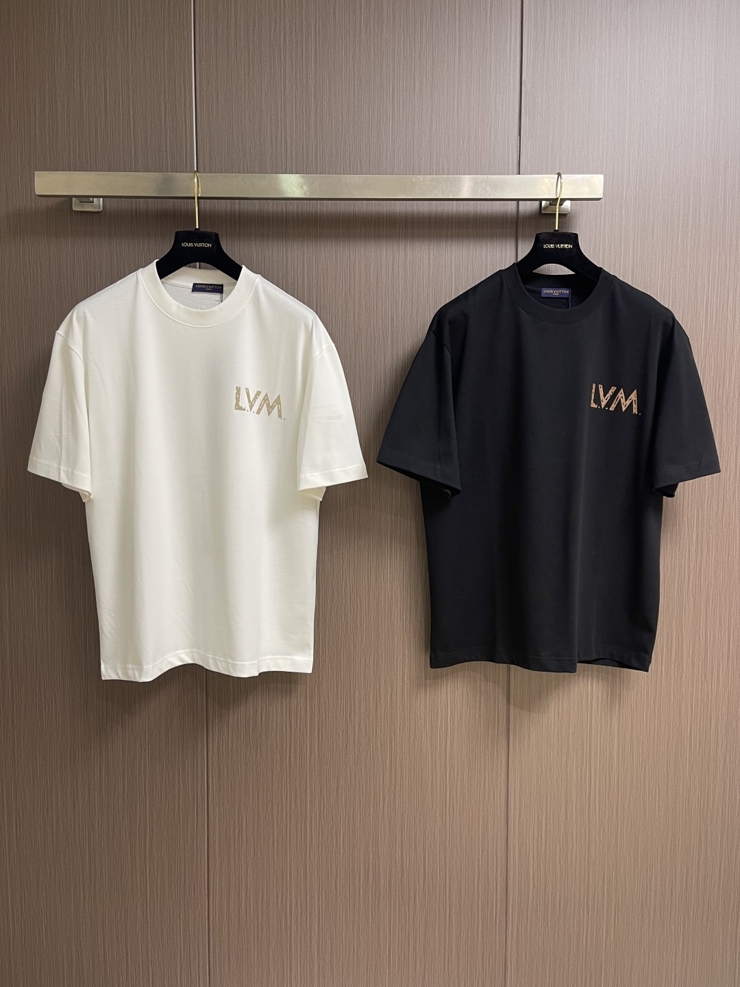 LV 2026ss 早春印花logo纯棉质阔版圆领男士短袖t恤，新季新推系列将标识巧妙融入设计，塑就一系