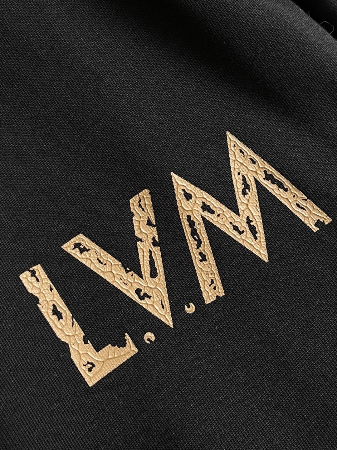 LV 2026ss 早春印花logo纯棉质阔版圆领男士短袖t恤，新季新推系列将标识巧妙融入设计，塑就一系