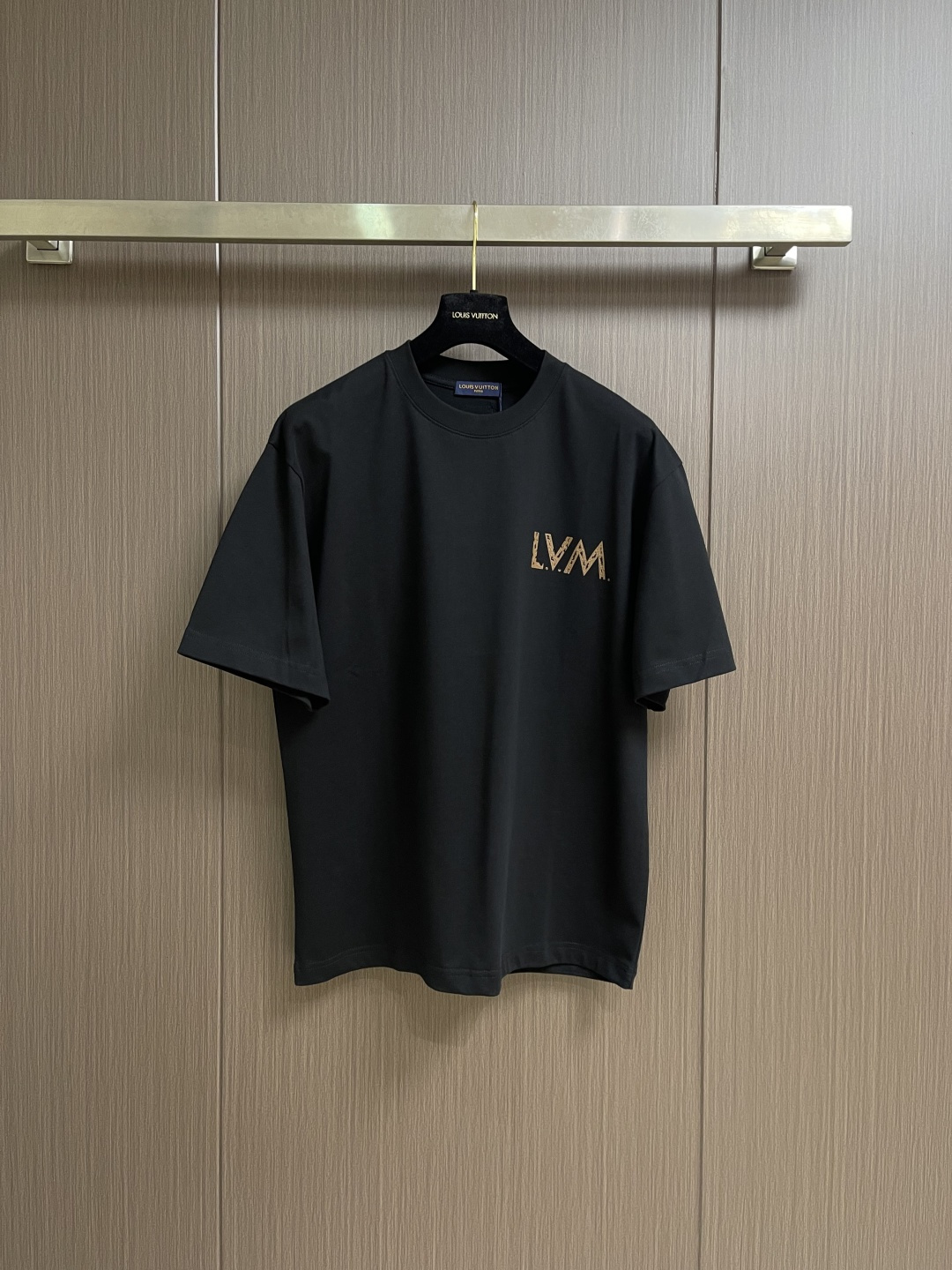 LV 2026ss 早春印花logo纯棉质阔版圆领男士短袖t恤，新季新推系列将标识巧妙融入设计，塑就一系