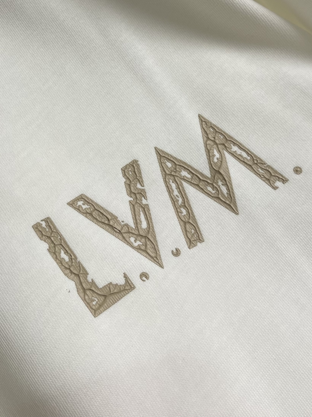 LV 2026ss 早春印花logo纯棉质阔版圆领男士短袖t恤，新季新推系列将标识巧妙融入设计，塑就一系