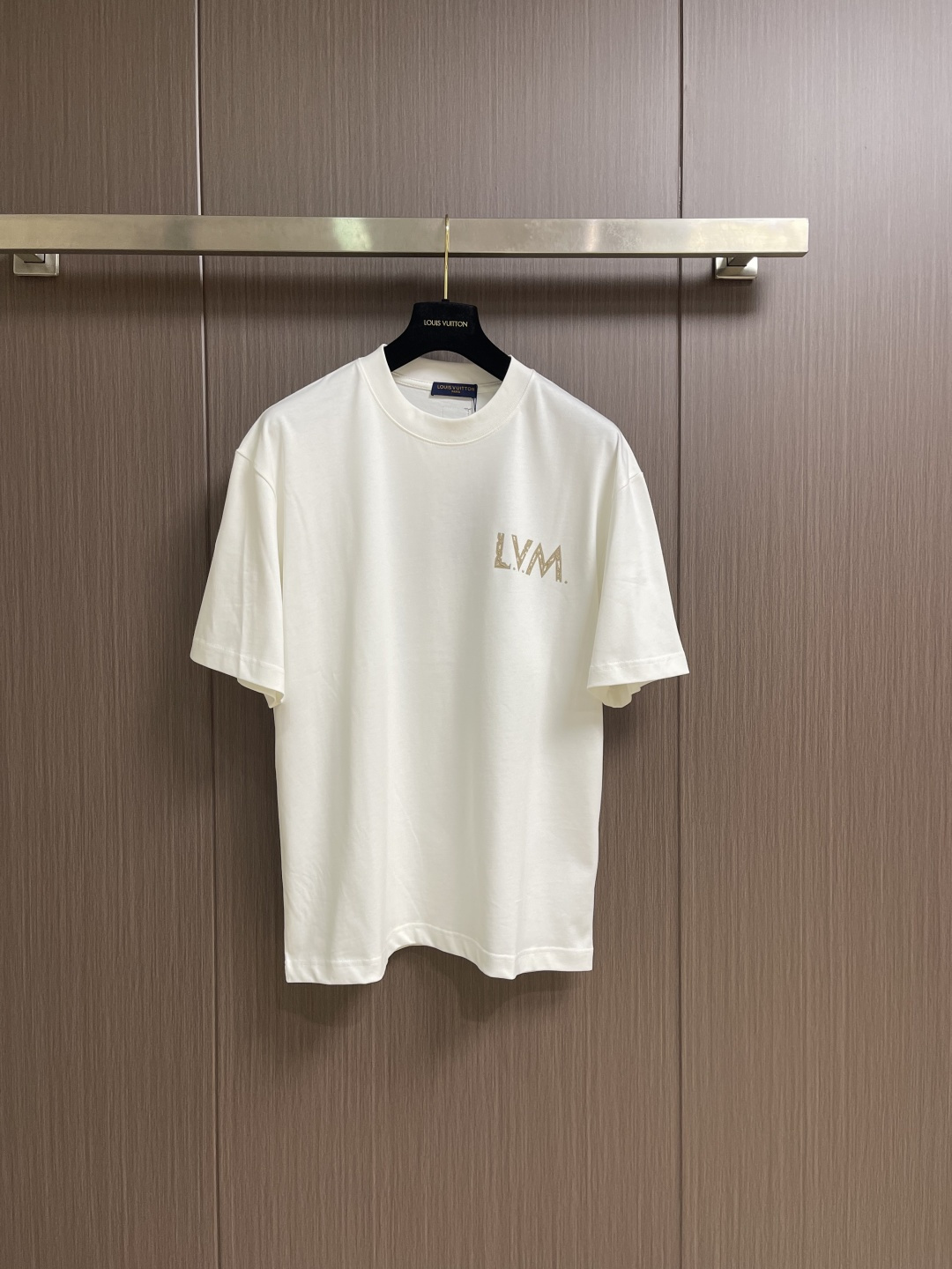 LV 2026ss 早春印花logo纯棉质阔版圆领男士短袖t恤，新季新推系列将标识巧妙融入设计，塑就一系