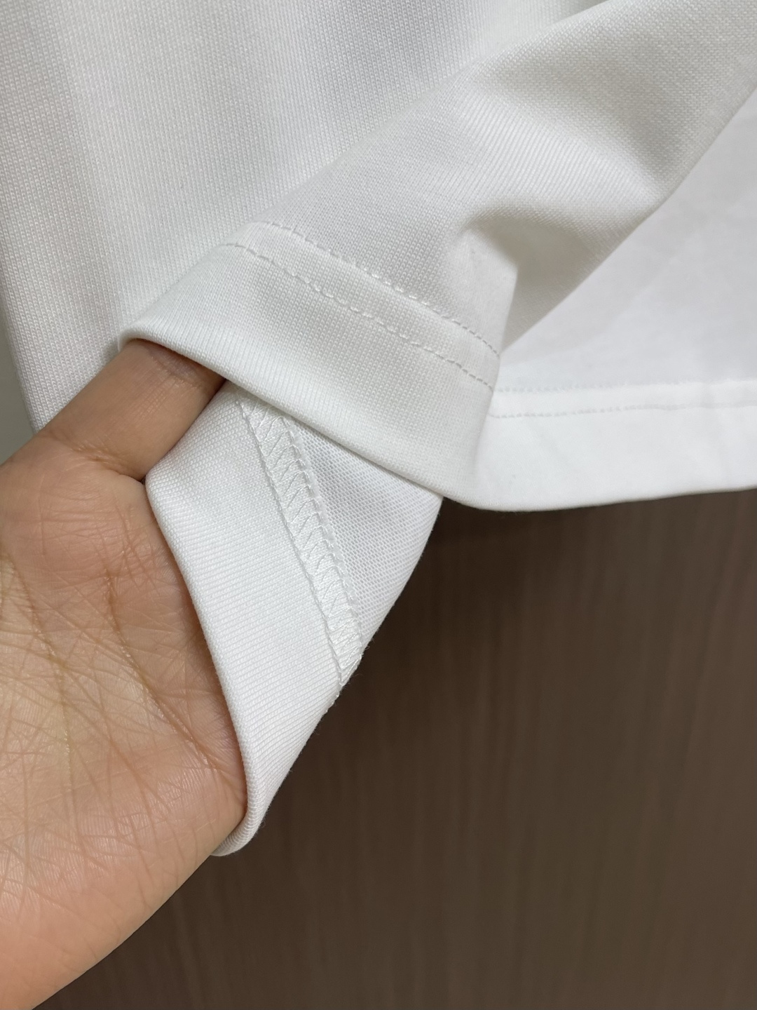 LV 2026ss 早春印花logo纯棉质阔版圆领男士短袖t恤，新季新推系列将标识巧妙融入设计，塑就一系