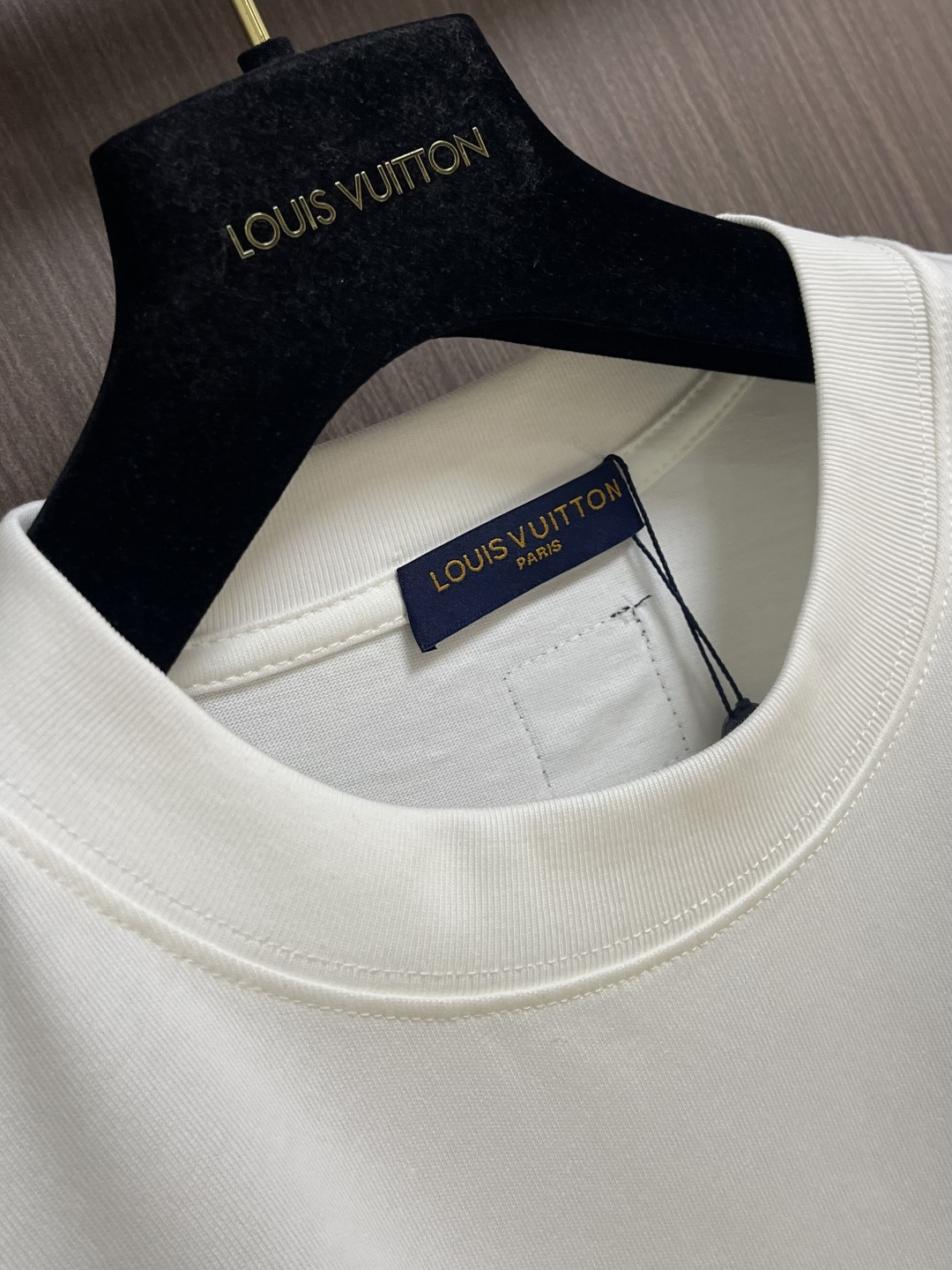 LV 2026ss 早春印花logo纯棉质阔版圆领男士短袖t恤，新季新推系列将标识巧妙融入设计，塑就一系