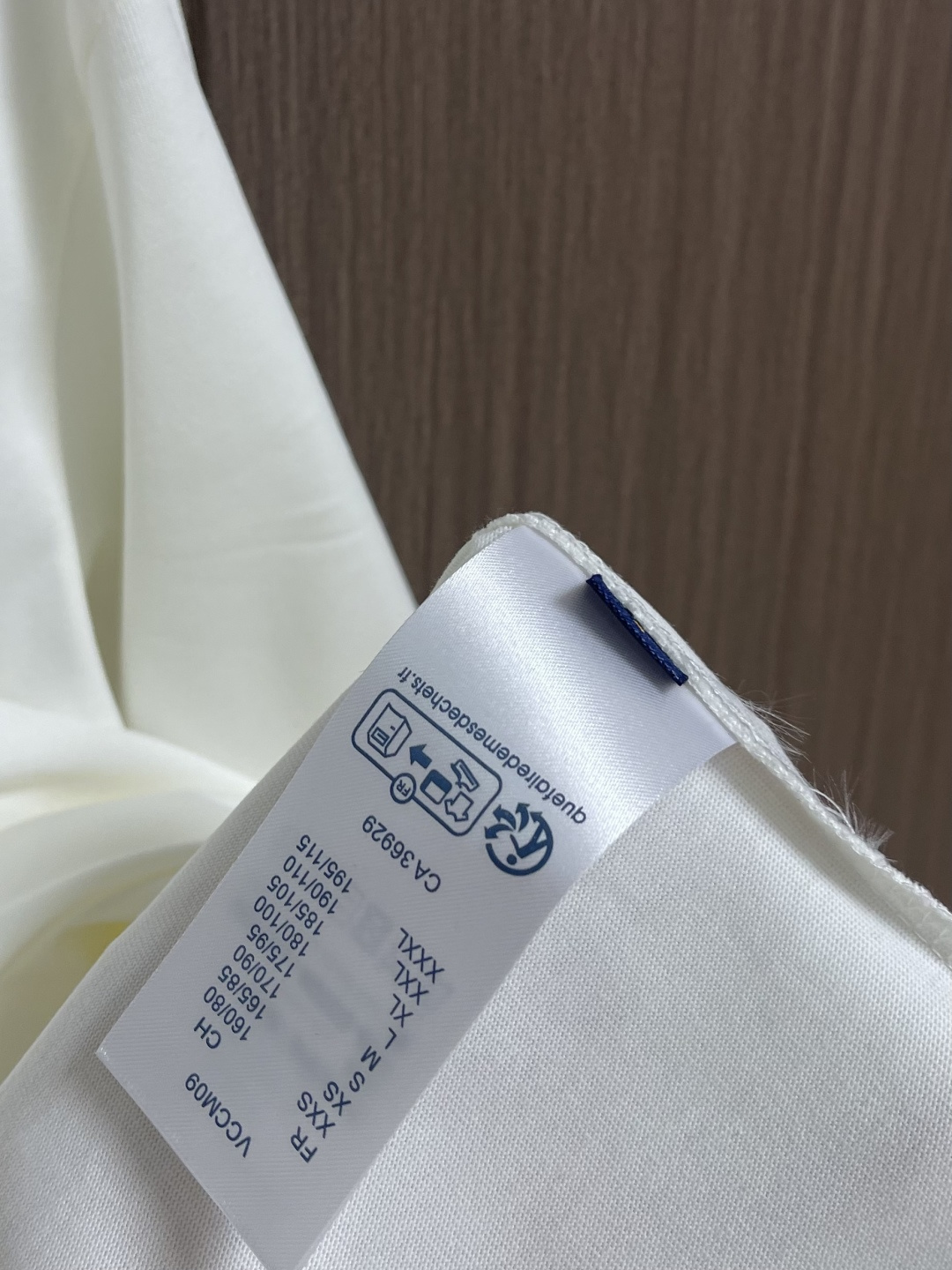 LV 2026ss 早春印花logo纯棉质阔版圆领男士短袖t恤，新季新推系列将标识巧妙融入设计，塑就一系