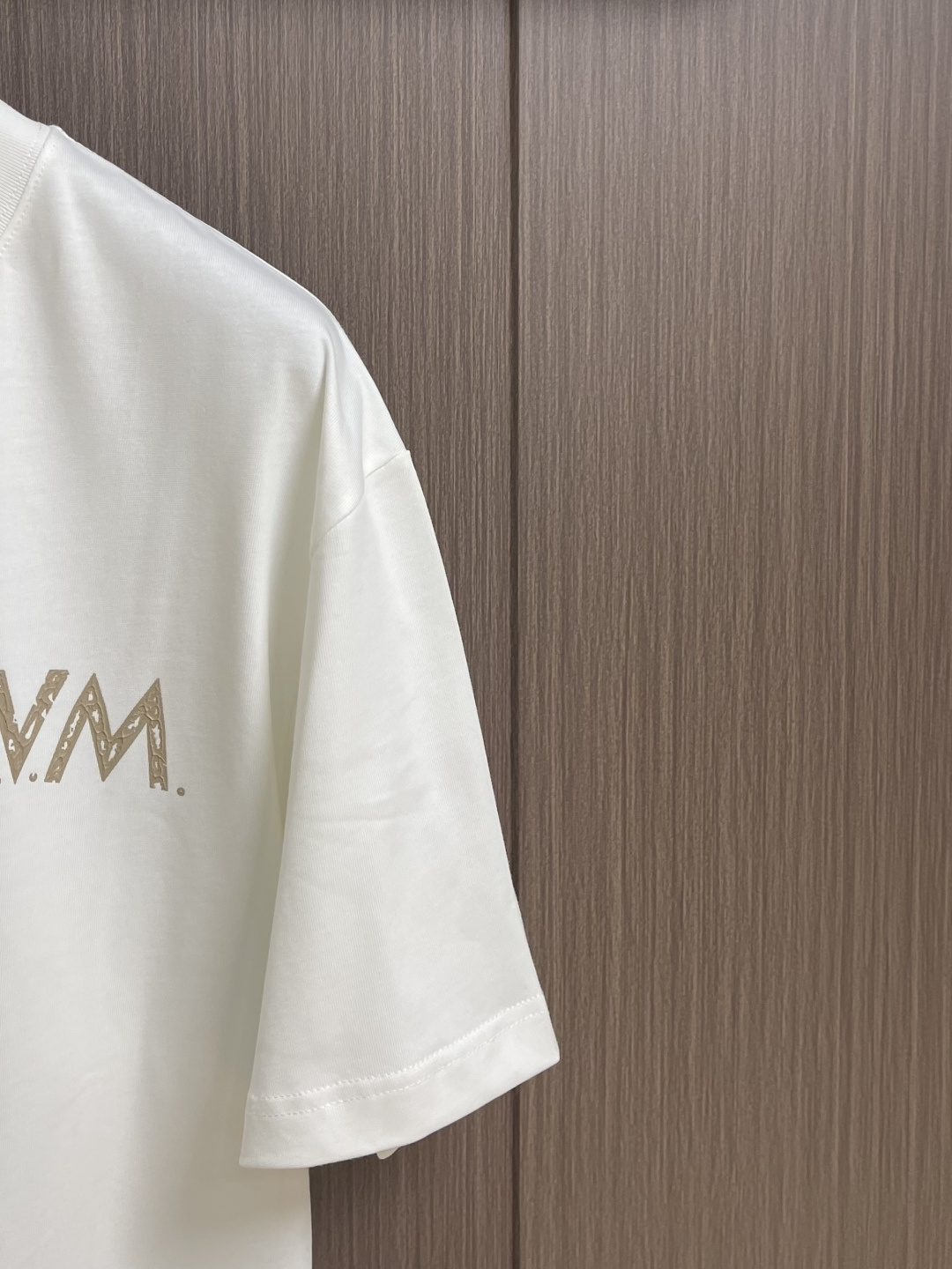 LV 2026ss 早春印花logo纯棉质阔版圆领男士短袖t恤，新季新推系列将标识巧妙融入设计，塑就一系