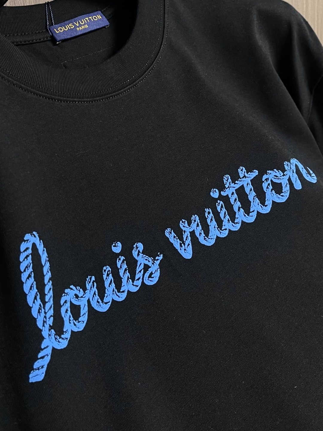 LV 2026SS 限定新品涂鸦logo印花短袖T恤，基础简约百搭款式，面料采用是高克重的针织棉布料，柔