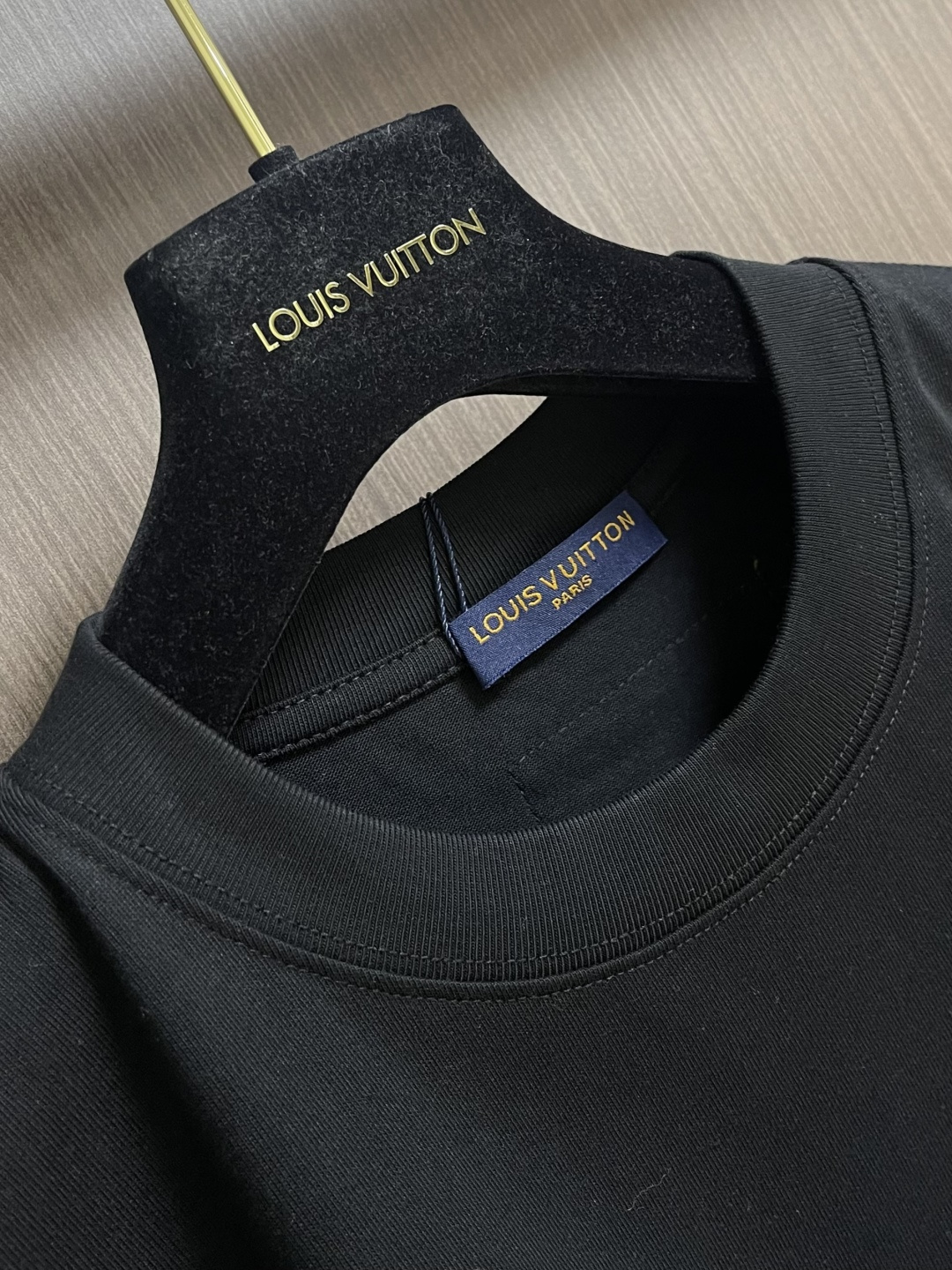 LV 2026SS 限定新品涂鸦logo印花短袖T恤，基础简约百搭款式，面料采用是高克重的针织棉布料，柔