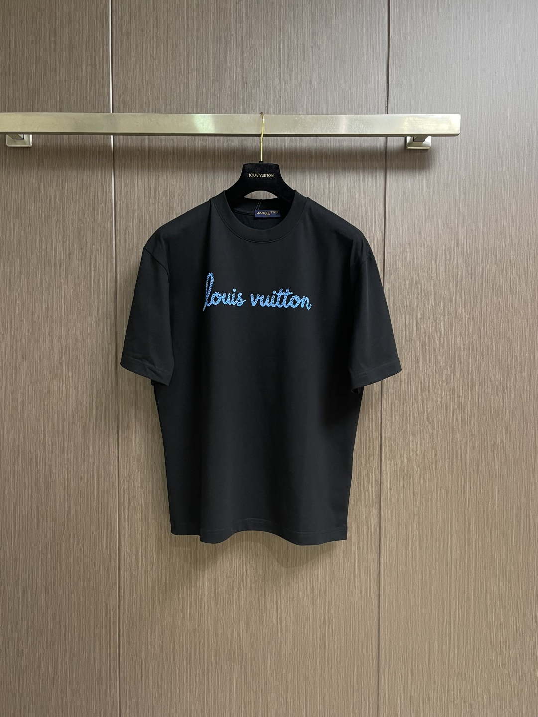 LV 2026SS 限定新品涂鸦logo印花短袖T恤，基础简约百搭款式，面料采用是高克重的针织棉布料，柔