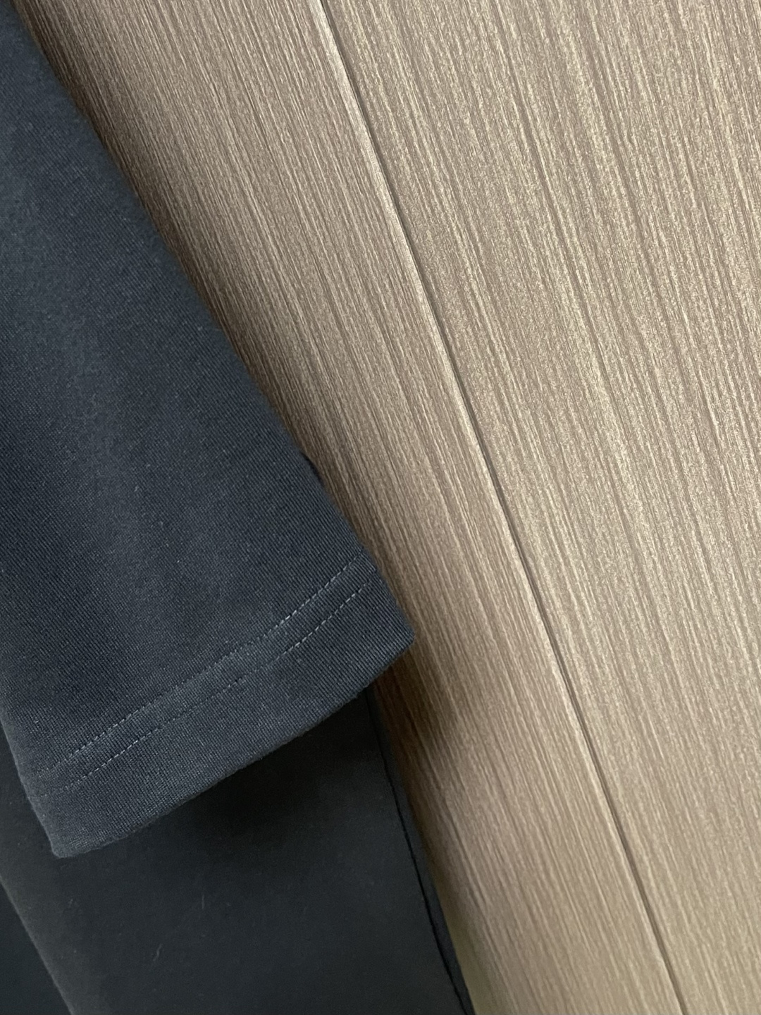 LV 2026SS 限定新品涂鸦logo印花短袖T恤，基础简约百搭款式，面料采用是高克重的针织棉布料，柔