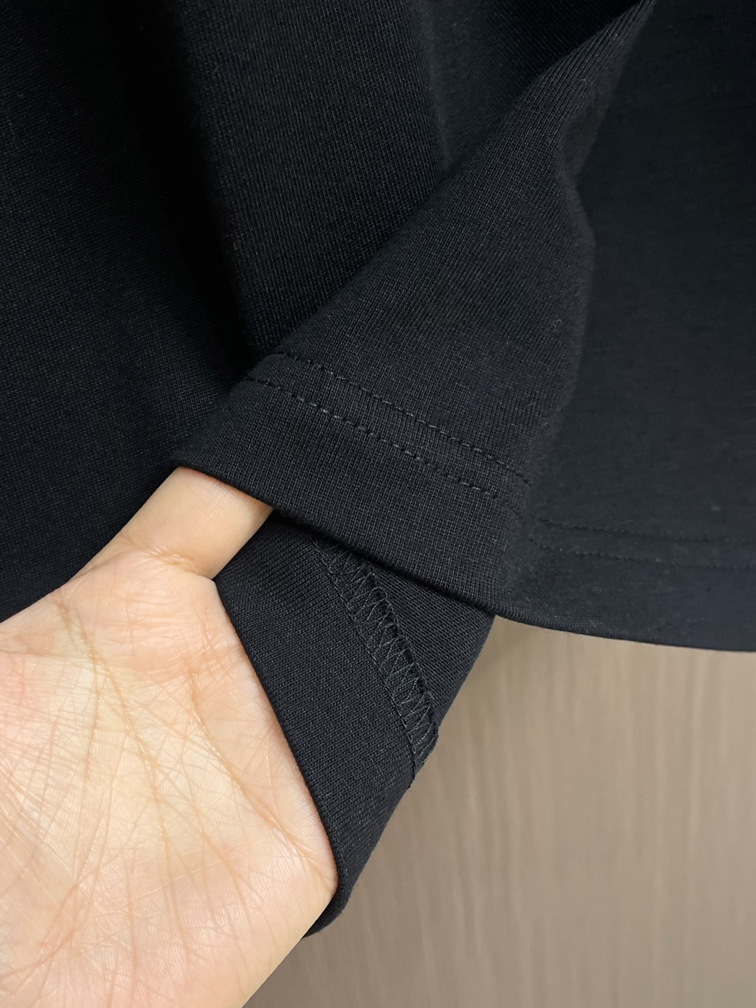 LV 2026SS 限定新品涂鸦logo印花短袖T恤，基础简约百搭款式，面料采用是高克重的针织棉布料，柔