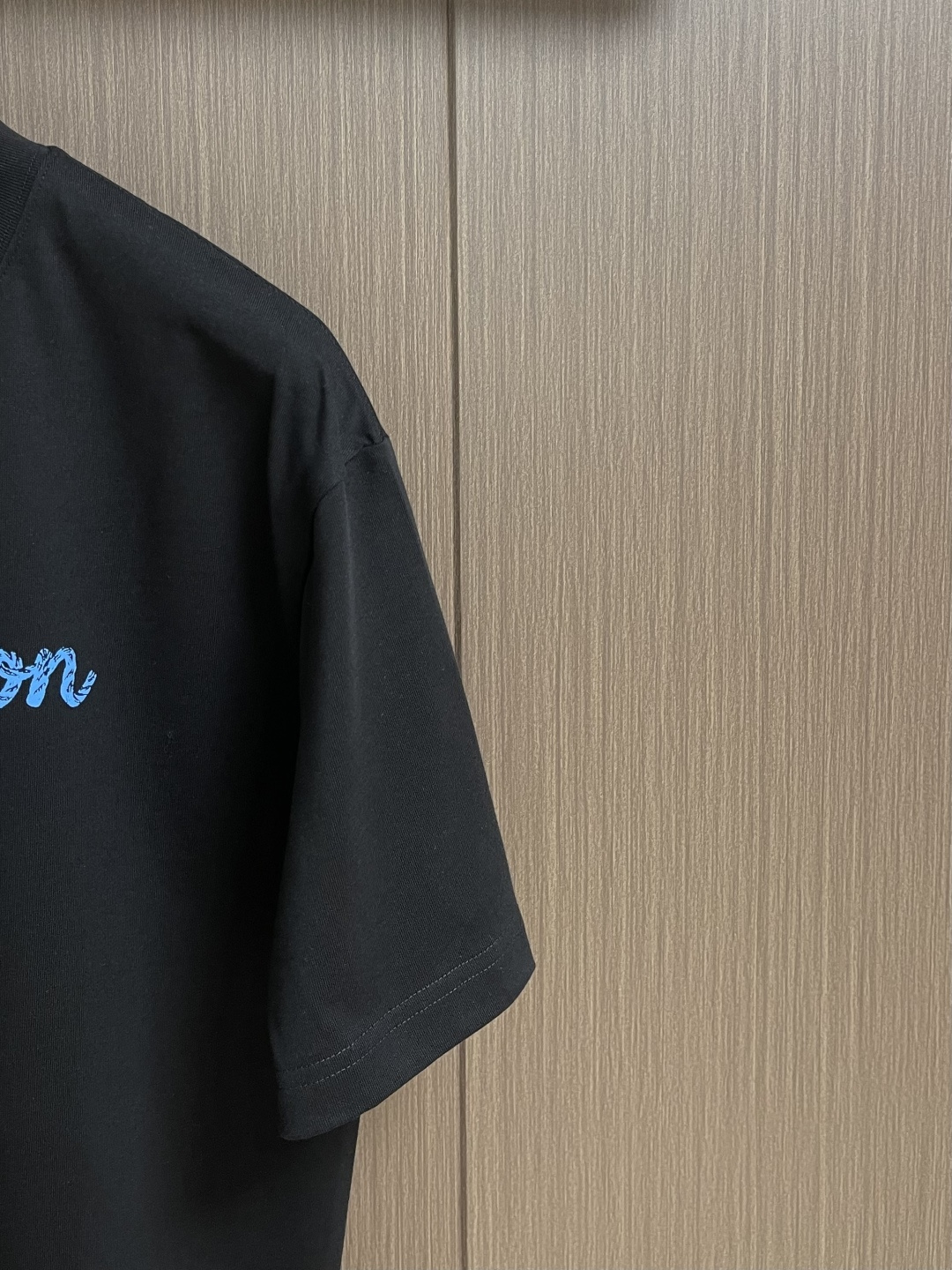 LV 2026SS 限定新品涂鸦logo印花短袖T恤，基础简约百搭款式，面料采用是高克重的针织棉布料，柔