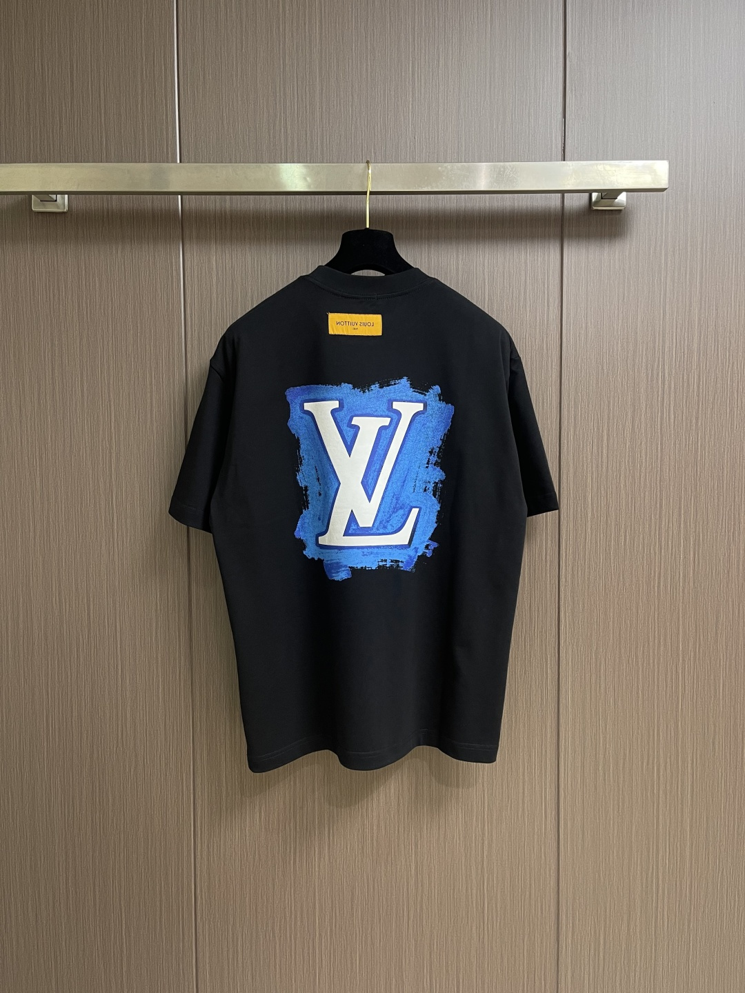 LV 2026SS 限定新品涂鸦logo印花短袖T恤，基础简约百搭款式，面料采用是高克重的针织棉布料，柔