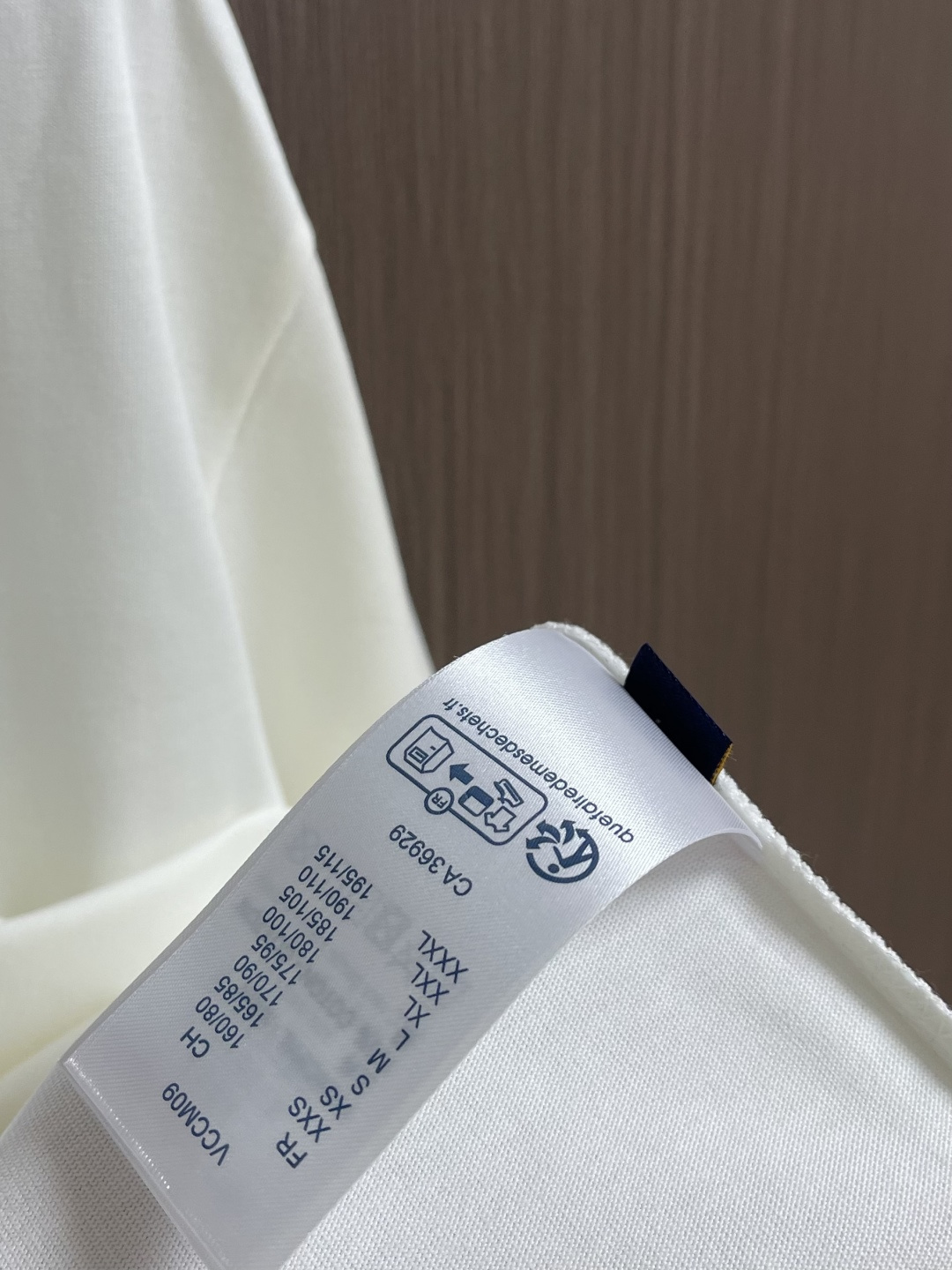 LV 2026SS 限定新品涂鸦logo印花短袖T恤，基础简约百搭款式，面料采用是高克重的针织棉布料，柔