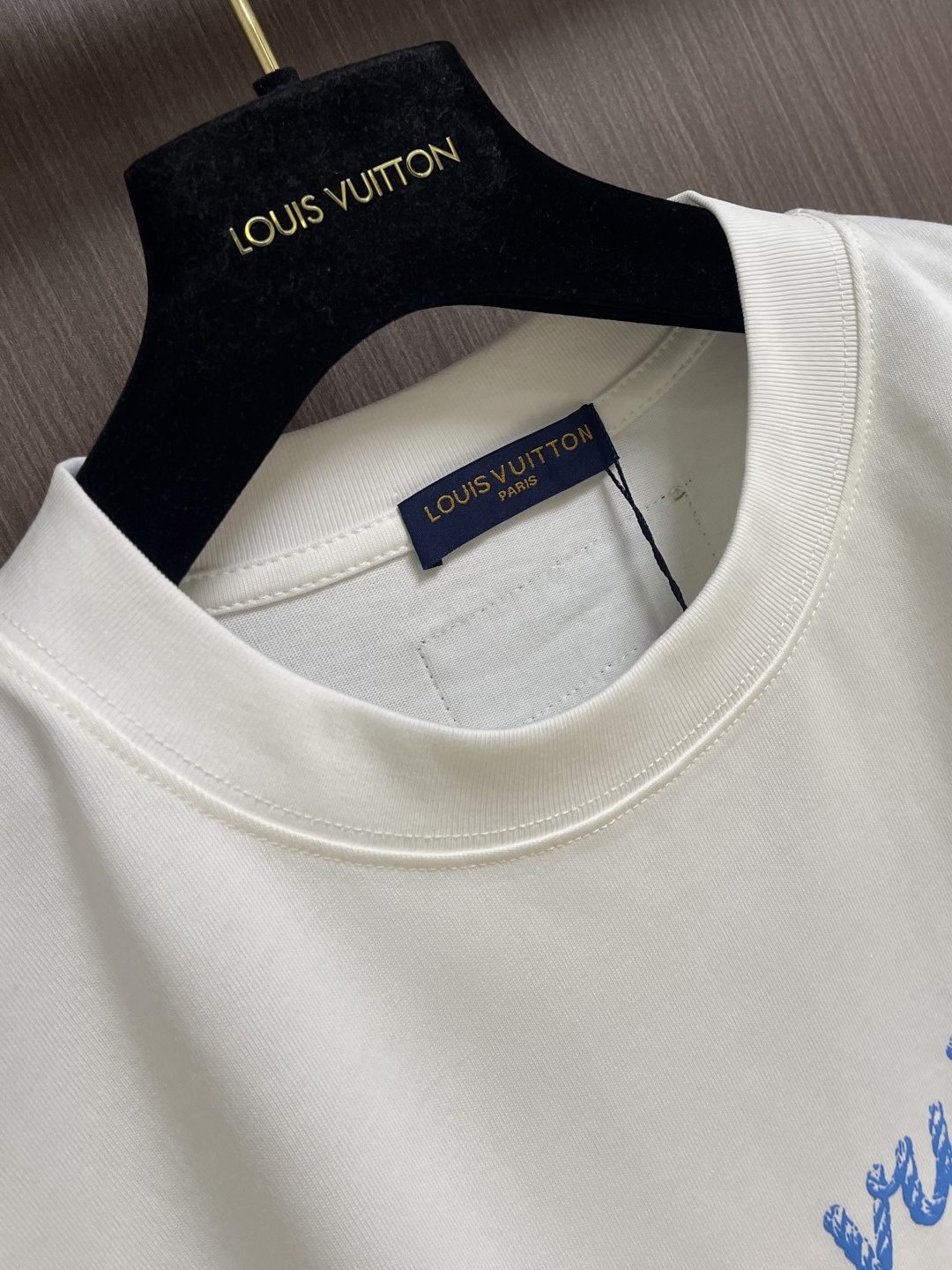 LV 2026SS 限定新品涂鸦logo印花短袖T恤，基础简约百搭款式，面料采用是高克重的针织棉布料，柔