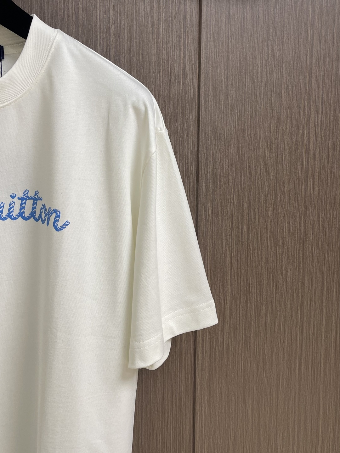 LV 2026SS 限定新品涂鸦logo印花短袖T恤，基础简约百搭款式，面料采用是高克重的针织棉布料，柔