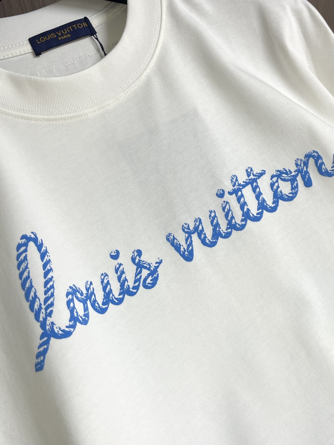 LV 2026SS 限定新品涂鸦logo印花短袖T恤，基础简约百搭款式，面料采用是高克重的针织棉布料，柔