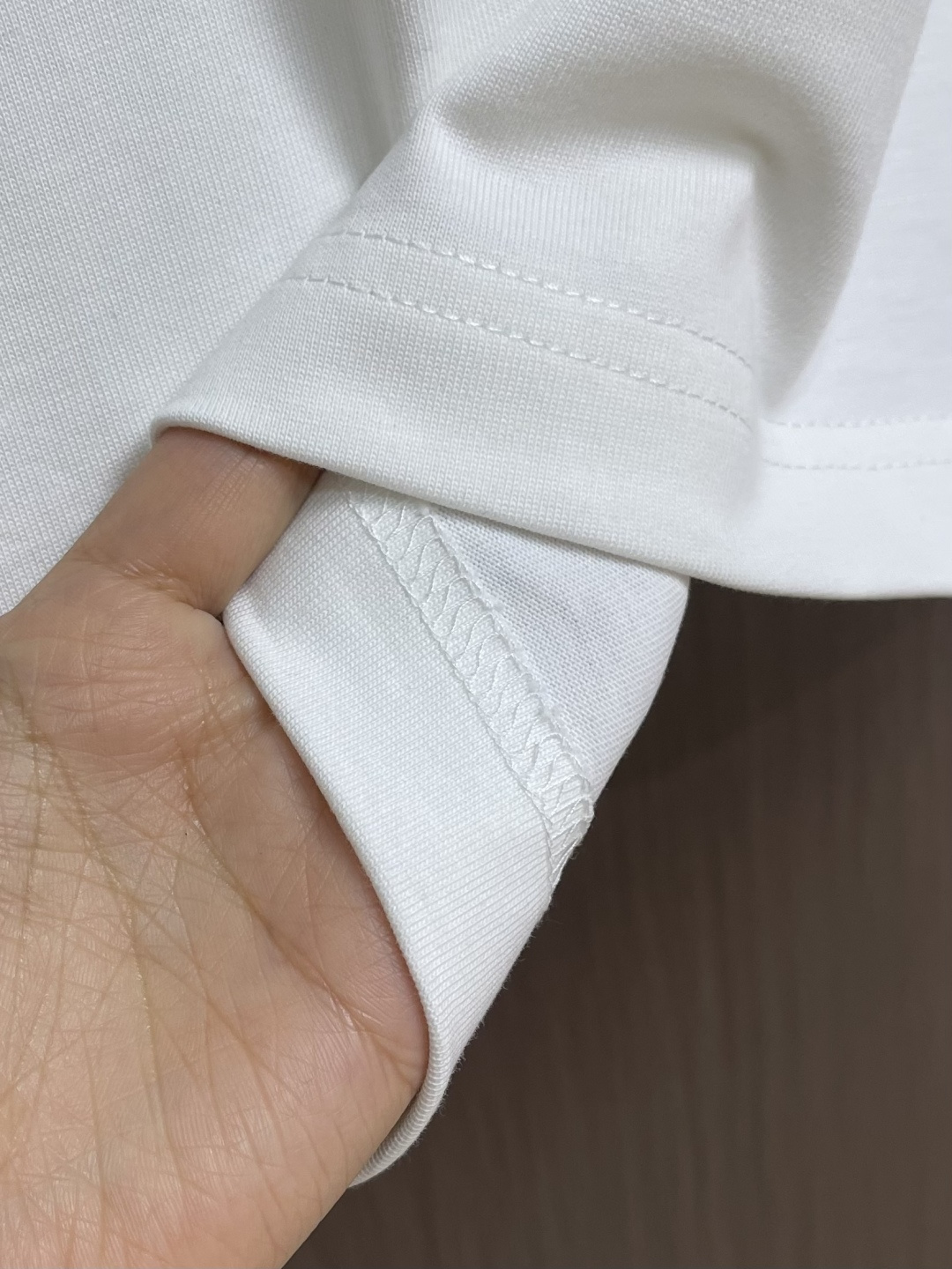 LV 2026SS 限定新品涂鸦logo印花短袖T恤，基础简约百搭款式，面料采用是高克重的针织棉布料，柔