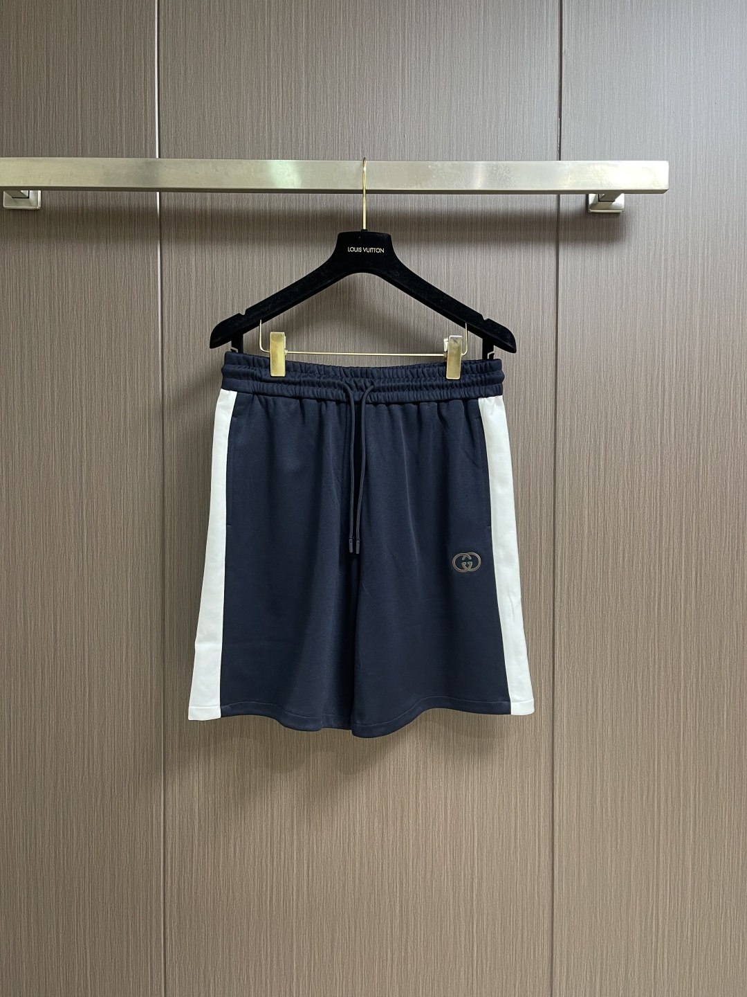 NO:744128,Jackets, trousers, shorts, GUCCI patterned knitted color-blocked sports jacket, jacket and shorts suit, new style from the 2026ss spring and summer series. The style adopts white and blue contrasting splicing design, stand-up collar + zipper closure, red and green interlocking embroidery on the left chest, ribbed collar, cuffs and hem to enhance the fit, and pockets on both sides. Combine with dark blue shorts of the same series to create a coordinated retro sports look. Sizes S-XL Jacket S  Bust 124 Shoulder width 48 Length 68 Medium Bust 128 Shoulder width 49.5 Length 69.5 Large Bust 132 Shoulder width 51 Length 71  Pants length 104 Waist 86 Hips 114  Hips 122,,gucci,shorts,jackets & coats,jackets & coats,19860909夹克 长裤 短裤 GUCCI 纹针织拼色运动夹克外套短裤套装,2026ss春夏系列新款,风格采用白蓝撞色拼接设计,立领＋拉链开合,左胸点缀红绿配色互扣式刺绣,版型罗纹领口、袖口与下摆增强贴合度,两侧设有口袋.搭配与同系列深蓝色短裤组合,打造协调的复古运动造型.尺码S-XL 夹克 S码 胸围124 肩宽48 衣长68 M码胸围128 肩宽49.5 衣长69.5 L码 胸围132 肩宽51 衣长71 XL码胸围136 肩宽52.5 衣长73 长裤 S码 裤长102 腰围78 臀围106 M码裤长103 腰围82 臀围110 L码 裤长104 腰围86 臀围114 XL码裤长105 腰围90 臀围118 短裤 S码 裤长51 腰围78 臀围110 M码裤长52 腰围82 臀围114 L码 裤长52 腰围86 臀围118 XL码裤长53 腰围90 臀围122,,gucci,shorts,jackets & coats,jackets & coats,,Men's clothing