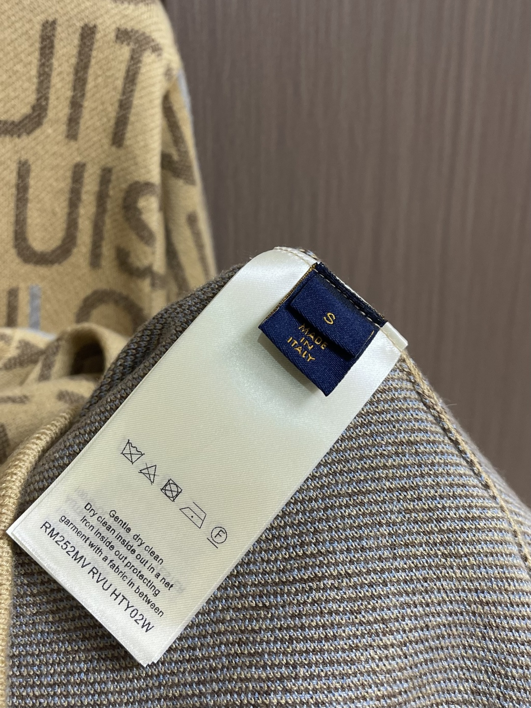 Fendi 双F全幅印花连帽卫衣，面料采用26s双纱＋10s鱼鳞底面料，380g；搭配21s双纱2x2螺