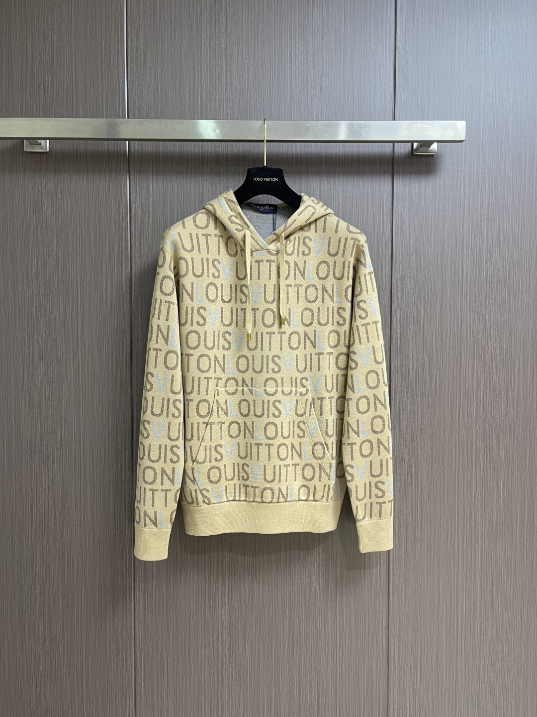 Fendi 双F全幅印花连帽卫衣，面料采用26s双纱＋10s鱼鳞底面料，380g；搭配21s双纱2x2螺