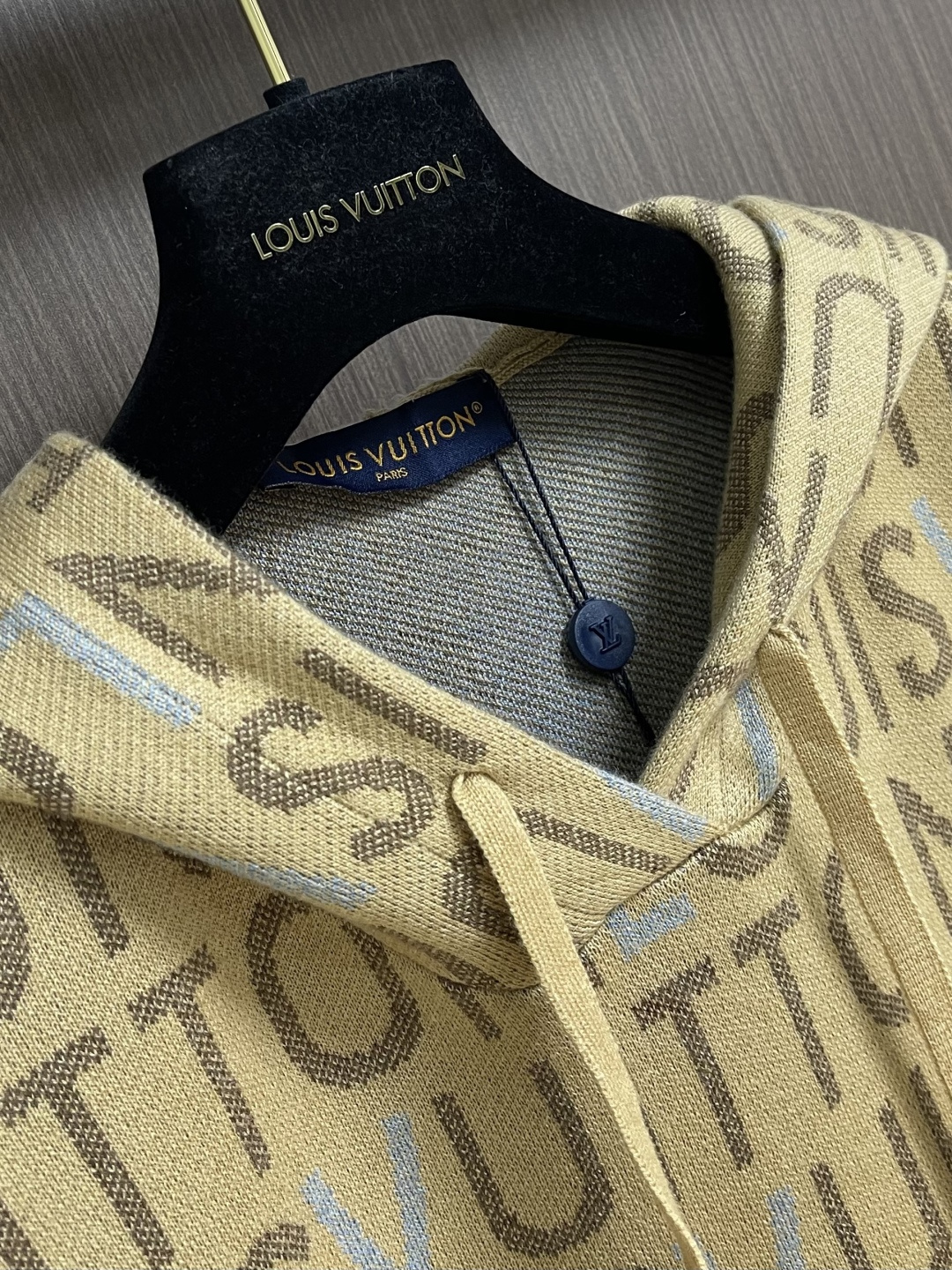Fendi 双F全幅印花连帽卫衣，面料采用26s双纱＋10s鱼鳞底面料，380g；搭配21s双纱2x2螺