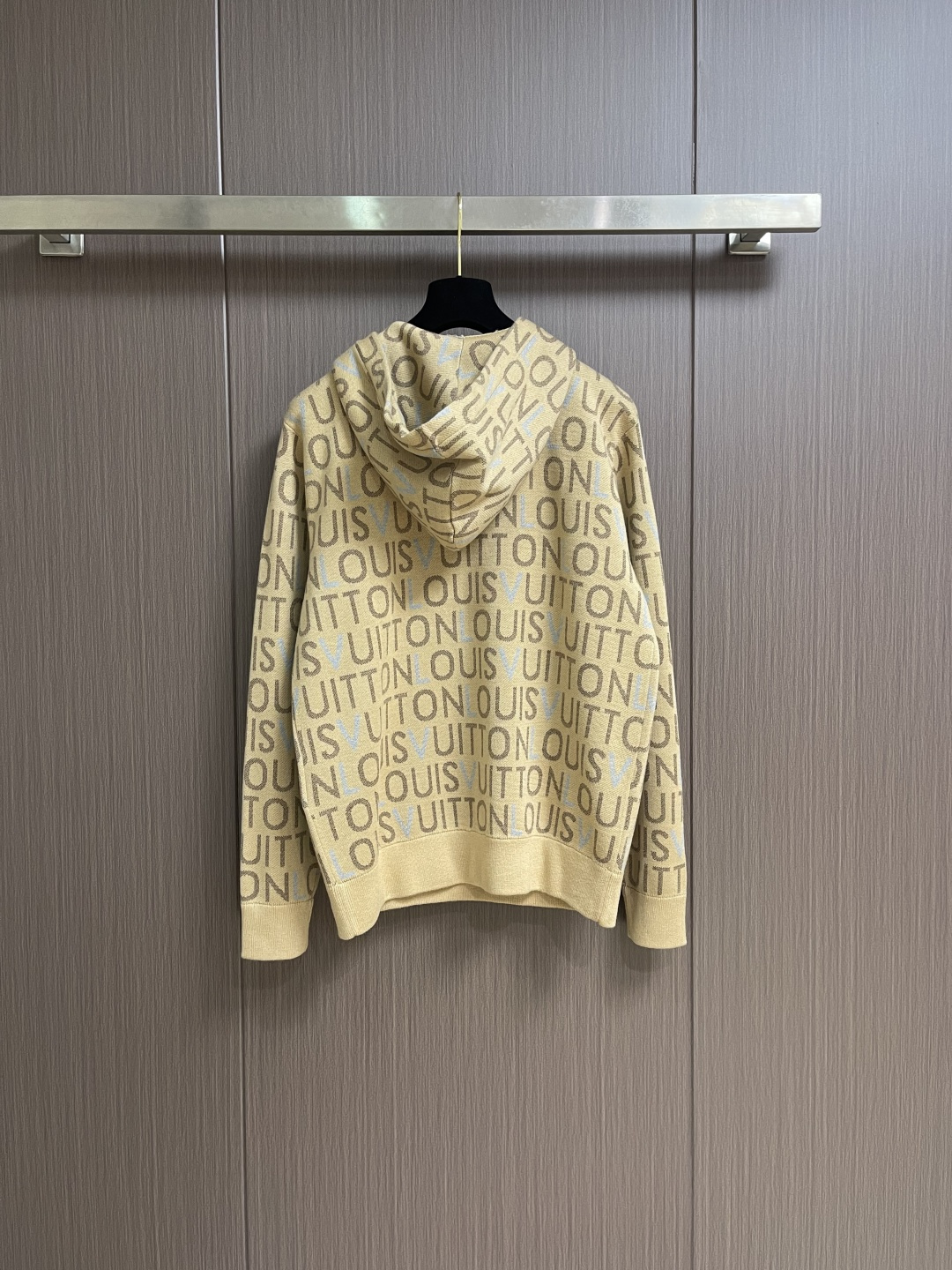 Fendi 双F全幅印花连帽卫衣，面料采用26s双纱＋10s鱼鳞底面料，380g；搭配21s双纱2x2螺