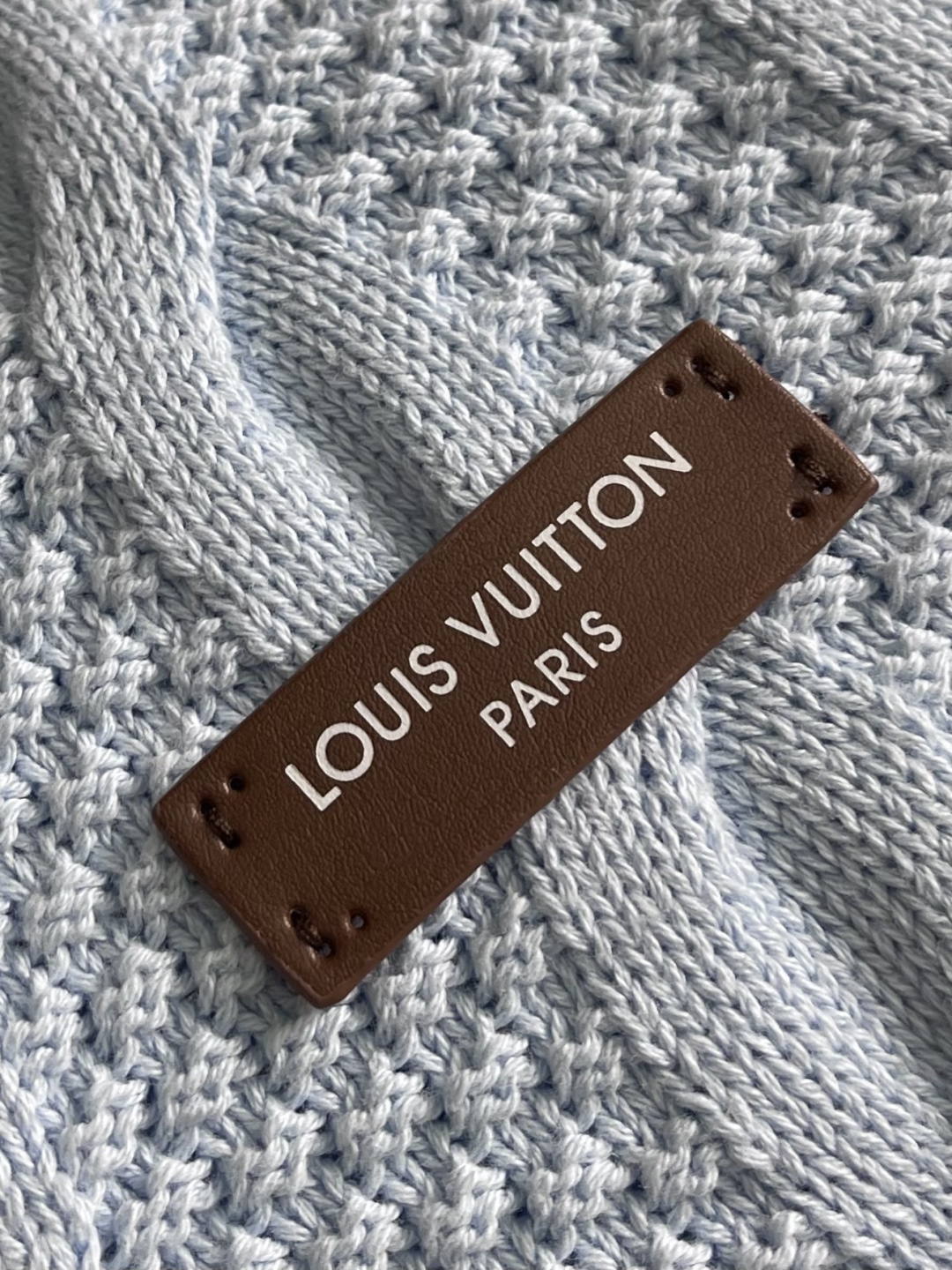 LV 字母徽章皮牌拼色绞花针织外套毛衣，LOUIS VUITTON 2026早春新款针织巧妙融合经典技艺