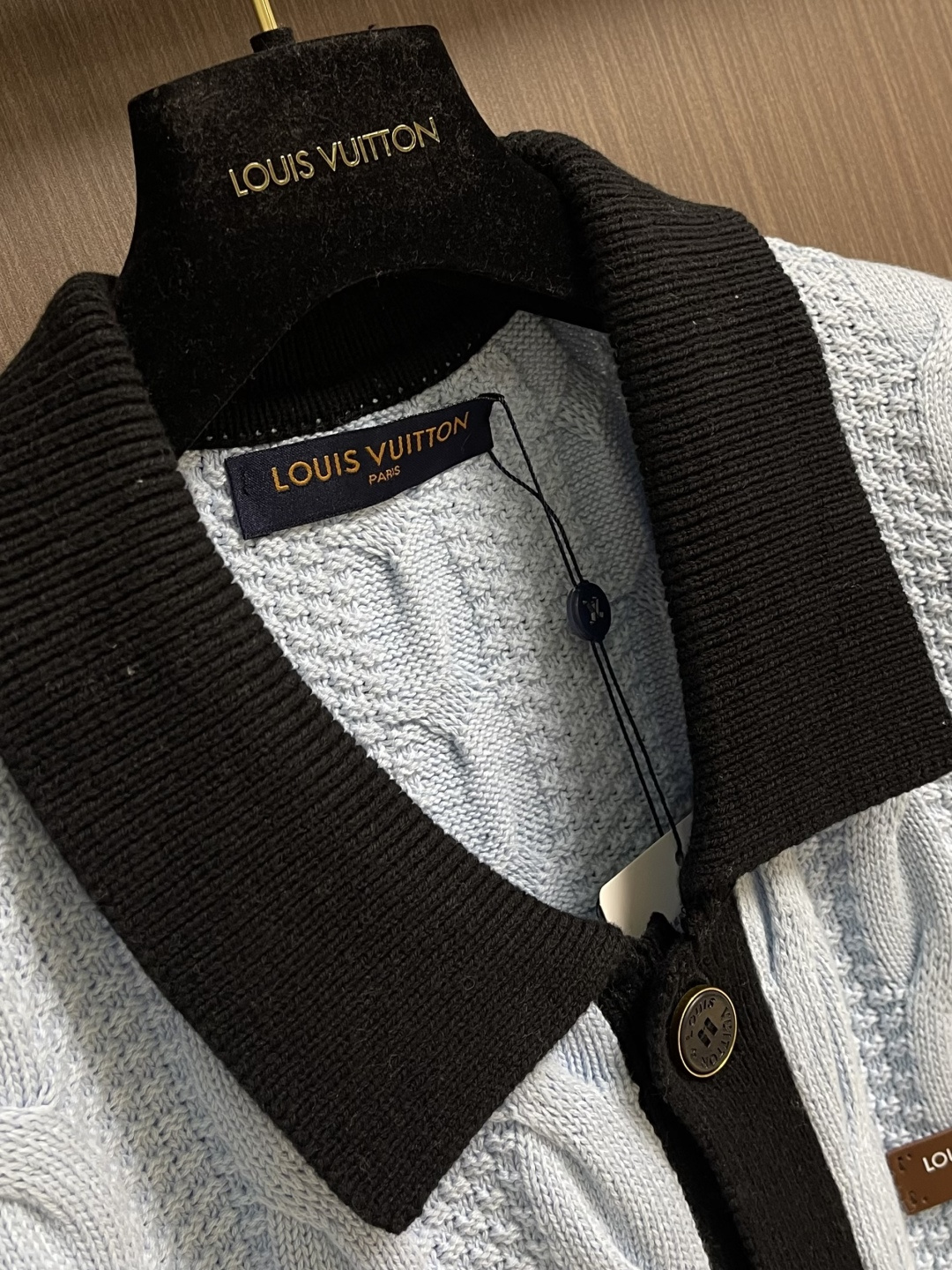 LV 字母徽章皮牌拼色绞花针织外套毛衣，LOUIS VUITTON 2026早春新款针织巧妙融合经典技艺