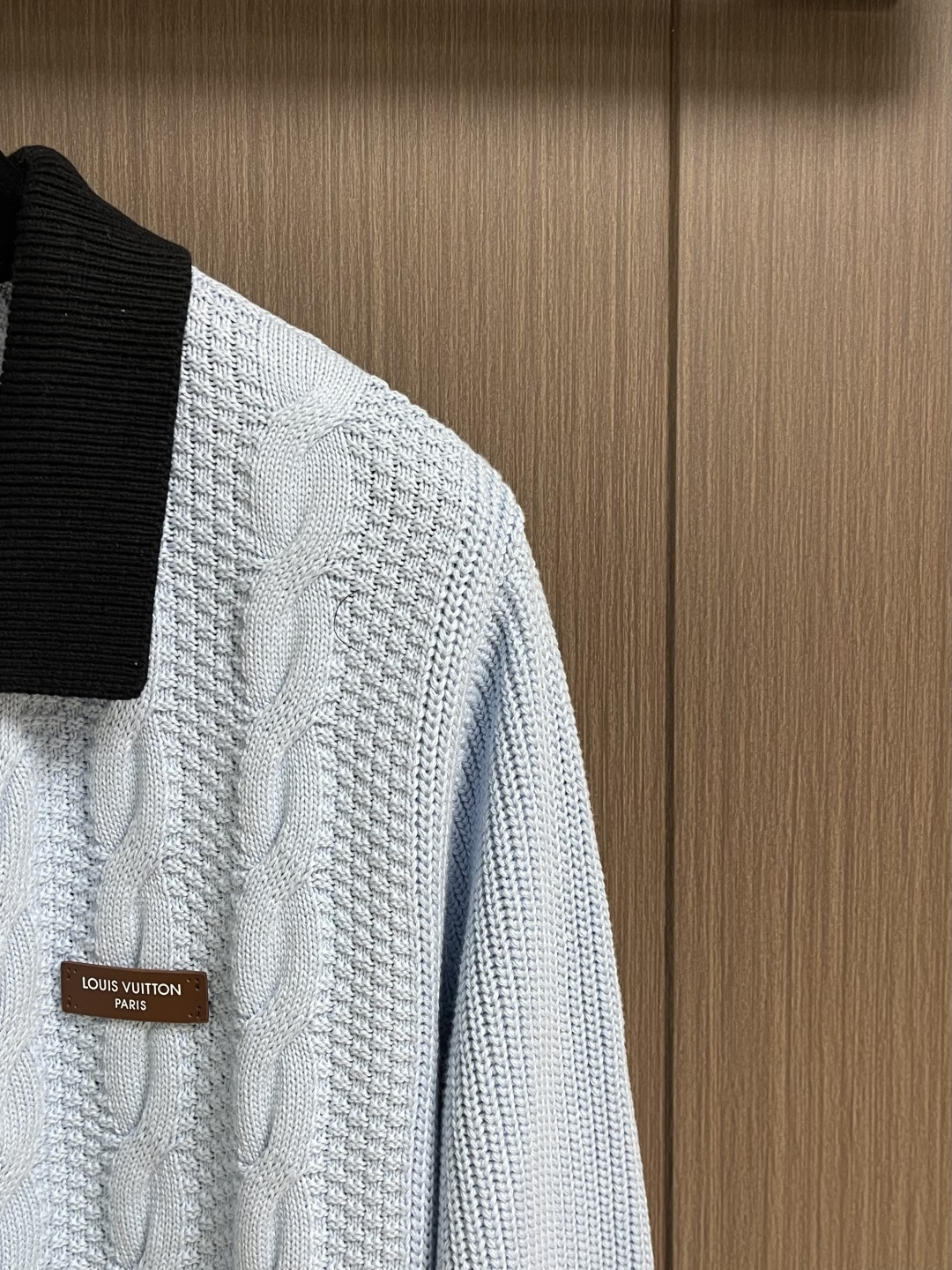 LV 字母徽章皮牌拼色绞花针织外套毛衣，LOUIS VUITTON 2026早春新款针织巧妙融合经典技艺