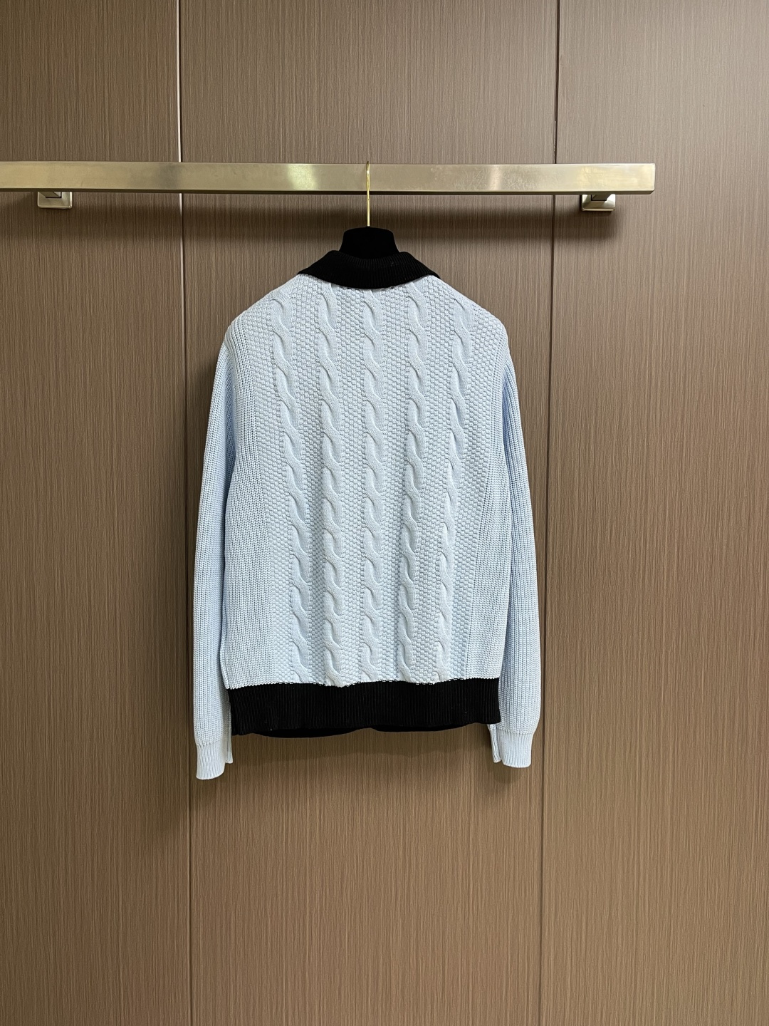 LV 字母徽章皮牌拼色绞花针织外套毛衣，LOUIS VUITTON 2026早春新款针织巧妙融合经典技艺