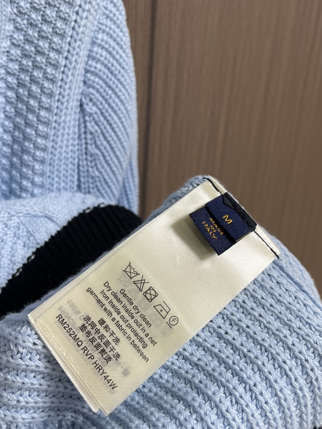 LV 字母徽章皮牌拼色绞花针织外套毛衣，LOUIS VUITTON 2026早春新款针织巧妙融合经典技艺