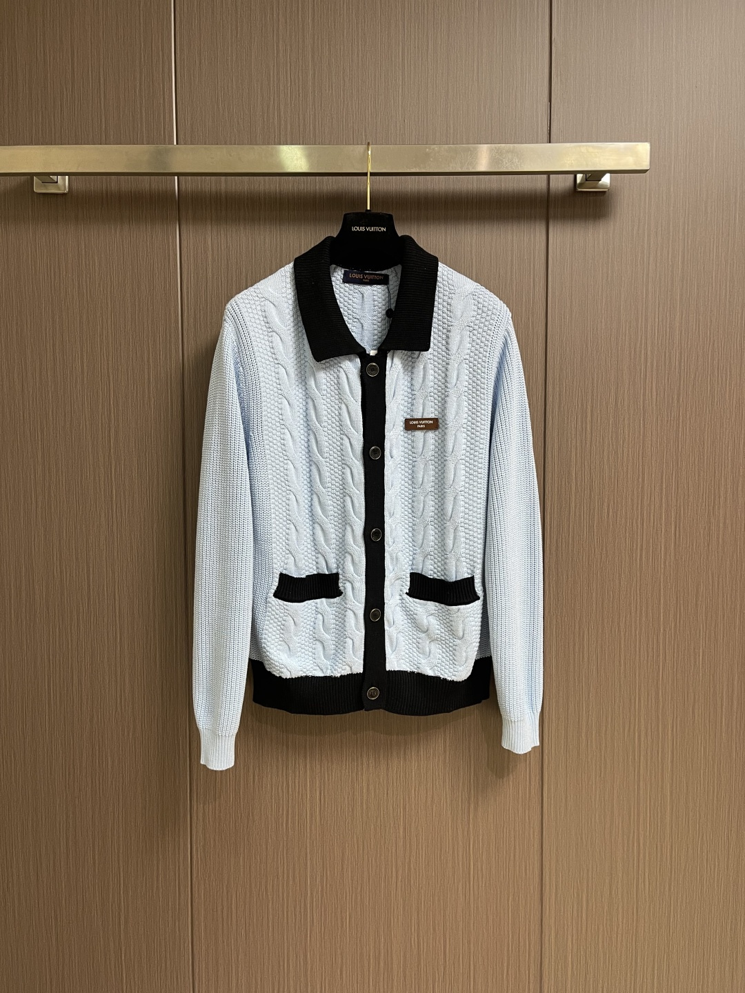 NO:735440,Support after-sales LV letter badge leather tag color block cable knit jacket sweater, LOUIS VUITTON  The new 2026 early spring knitting skillfully combines classic techniques and modern aesthetics to present a unique outerwear work. Its core lies in the delicate texture and superior drape brought by worsted wool blended yarn, ensuring wearing comfort and crisp silhouette. What is particularly eye-catching in terms of craftsmanship is the iconic cable knitting texture, which through  The intricate jacquard craftsmanship forms a three-dimensional and well-proportioned concave-convex pattern on the body of the garment, giving it a sense of hand-woven sophistication. The lapel and placket are innovatively spliced with small pieces of smooth leather, creating a sharp and high-end contrast with the texture of the fabric. The most eye-catching feature is the polished metal LOUIS decorated on the left chest.  The VUITTON letter badge is fixed with exquisite sewing technology and becomes the visual focus of the overall design. The overall version adopts a slightly loose short design, with precise shoulder line processing and ribbed edge cuffs and hem, maintaining a neat structure while being lazy. Lining selection  Made of light and thin fabrics of the same color, it combines warmth and smooth wearing experience. This cardigan reinterprets the brand's iconic elements through excellent knitting technology and material splicing. It is both practical and collectible, and perfectly interprets the modern fashion of early spring. Sizes S-XL  S size bust 106 shoulder width 46 length 66 M size bust 110 shoulder width 48 length 68 L size bust 114 shoulder width 50 length 7019860909支持年后售后 LV 字母徽章皮牌拼色绞花针织外套毛衣,LOUIS VUITTON 2026早春新款针织巧妙融合经典技艺与现代美学,呈现出独具匠心的外套作品.其核心在于精纺羊毛混纺纱线带来的细腻质感与优越垂坠度,确保了穿着的舒适度与挺括轮廓.工艺上尤为瞩目的是标志性的绞花编织纹理,通过复杂的提花工艺在衣身形成立体而错落有致的凹凸图案,尽显手工编织般的精致感.翻领与门襟处创新地采用了小块光面皮革进行拼接,与织物的肌理形成鲜明而高级的对比.最为点睛的是左前胸位置装饰的抛光金属LOUIS VUITTON字母徽章,以精巧的缝制工艺固定,成为整体设计的视觉焦点.整体版型采用略宽松的短款设计,配合精准的肩线处理与罗纹收边袖口及下摆,于慵懒中保有利落结构.内衬选用同色系轻薄面料,兼顾保暖与顺滑穿着体验.这款开衫将品牌标志性元素通过卓越的针织工艺与材质拼接重新诠释,兼具实穿性与收藏价值,完美诠释了早春季度的摩登风尚.尺码S-XL S码 胸围106 肩宽46衣长66 M码胸围110肩宽48衣长68 L码 胸围114肩宽50衣长70 XL码胸围118肩宽52衣长72,,louis vuitton,louis vuitton,jackets & coats,sweaters,,Men's clothing