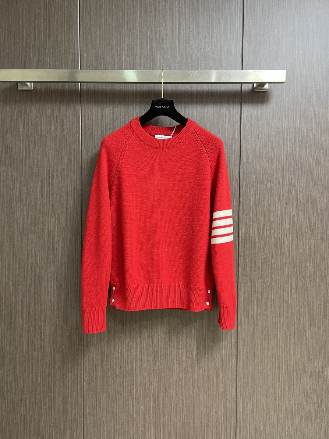 NO:744134,ThomBrowne Thom Brown TB 2026Fw  Four-bar round neck knitted sweater. The fabric has been processed by worsted spinning process. The split ends and stray hairs in the wool have been repeatedly combed to make the finished product particularly delicate and soft. The weaving method is fine and tight, and the threads are neatly routed. You can feel the texture difference between it and ordinary sweaters when you get it. The 14-needle STOLL flat knitting process makes the fabric extremely resilient.  , not easy to deform after long-term wear, using deep-sea shell buttons, each hand-sewn, ribbed hem and cuff design, which consumes 30% more labor hours than flat knitting, but can perfectly avoid embarrassing curling. The version is a slim H version specially designed for Asian body shapes, so that it has room but not baggy, and softens the upper body curve. Size 1-2-3-4  Size 1 Bust 104 Sleeve length 70 Clothing length 65 Size 2 Bust 110 Sleeve length 72 Clothing length 67 Size 3 Bust 116 Sleeve length 74 Clothing length 69 Size 4 Bust 122 Sleeve length 76 Clothing length 71,,thom browne,sweaters,19860909ThomBrowne汤姆布朗 TB 2026Fw 四杠圆领针织毛衣,面料经过精纺工艺处理,反复梳理去除羊毛中的分叉和杂毛,使成品特别细腻柔软,织法细密紧实,走线整齐,拿到手就能感受到它与普通毛衣的质感差异,14针STOLL横机织造工艺让织物回弹性极佳,久穿不易变形,采用深海贝壳扣,每颗手工缝制,罗纹下摆和袖口设计,比平针织法多耗30％工时,但能完美避免卷边尴尬,版型专为亚洲人身形设计的修身H版型,做到有余量又不松垮,柔和上身曲线.尺码1-2-3-4 1码 胸围104袖长70衣长65 2码 胸围110 袖长72衣长67 3码 胸围116 袖长74衣长69 4码 胸围122 袖长76衣长71,,thom browne,sweaters,,Men's clothing