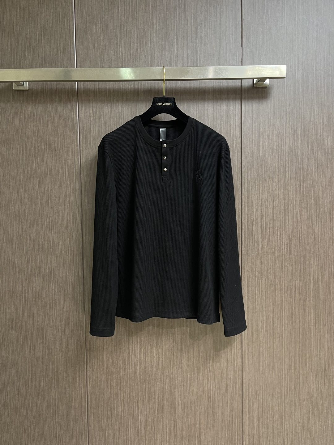 NO:744141,CH Crow Heart Sanskrit Henley Collar Waffle Long Sleeve T-shirt, the fabric is made of 350g cotton waffle double-layer material before washing. The embroidery is made of Tajima embroidery machine imported from Japan. The silver buckle is made of bronze real silver, and the collar leather label is still made of imported lambskin. A lot of effort has been put into the fabric, hardware and craftsmanship. Sizes S-XL S size bust 108 shoulder width 49 length 69 M size bust 112 shoulder width 50 length 70  L size bust 116 shoulder width 51 length 71 XL size bust 120 shoulder width 52 length 72, chrome hearts, tees, t-shirt, sheepskin,19860909CH 克罗心梵文亨利领华夫格长袖T恤,面料采用洗前350克全棉华夫格双层材质 刺绣采用日本进口田岛绣花机 银扣采用古铜真银,领口皮标依旧采用进口小羊皮.在面料 五金 工艺上面下了很大功夫.尺码S-XL S码 胸围108 肩宽49 衣长69 M码胸围112 肩宽50 衣长70 L码 胸围116 肩宽51 衣长71 XL码 胸围120 肩宽52 衣长72,,chrome hearts,tees，t-shirt,sheepskin,,Men's clothing