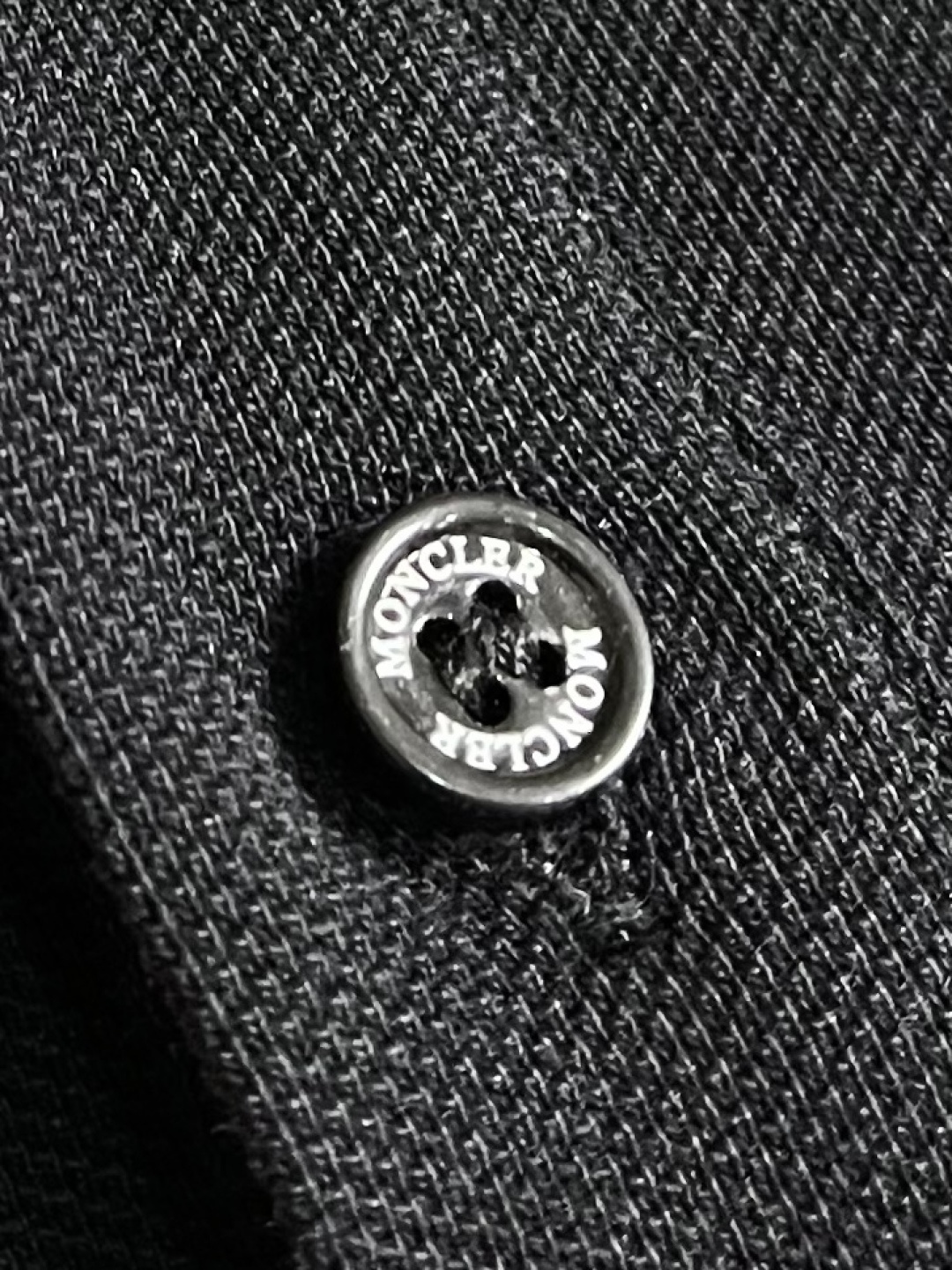 Moncler 胸前仔章标识Polo衫 定制丝光棉凝格珠地料 紧致细腻 舒适贴肤 以纯白之色 诠释高雅风