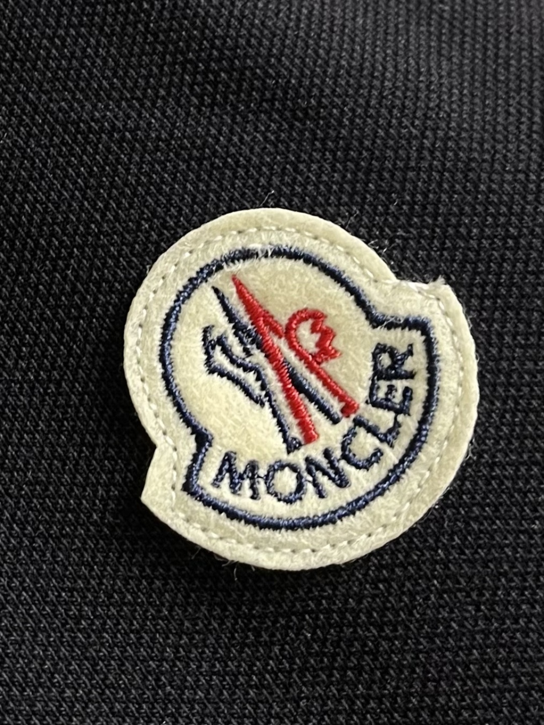 Moncler 胸前仔章标识Polo衫 定制丝光棉凝格珠地料 紧致细腻 舒适贴肤 以纯白之色 诠释高雅风