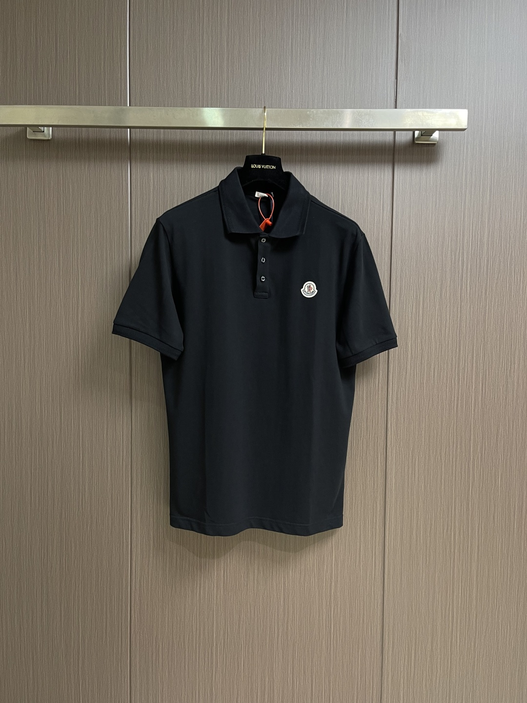 Moncler 胸前仔章标识Polo衫 定制丝光棉凝格珠地料 紧致细腻 舒适贴肤 以纯白之色 诠释高雅风
