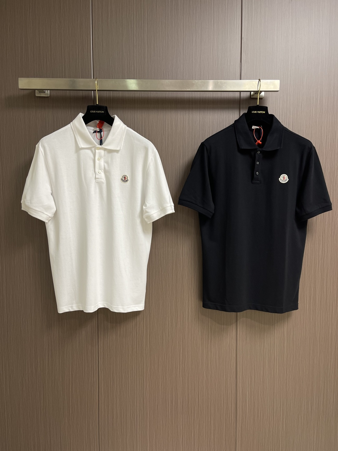 Moncler 胸前仔章标识Polo衫 定制丝光棉凝格珠地料 紧致细腻 舒适贴肤 以纯白之色 诠释高雅风