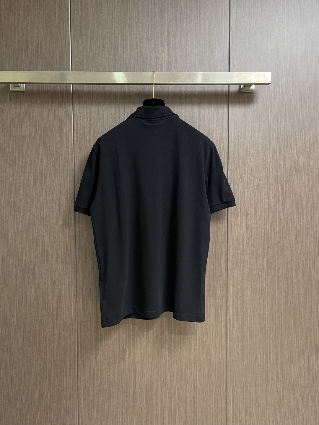 Moncler 胸前仔章标识Polo衫 定制丝光棉凝格珠地料 紧致细腻 舒适贴肤 以纯白之色 诠释高雅风