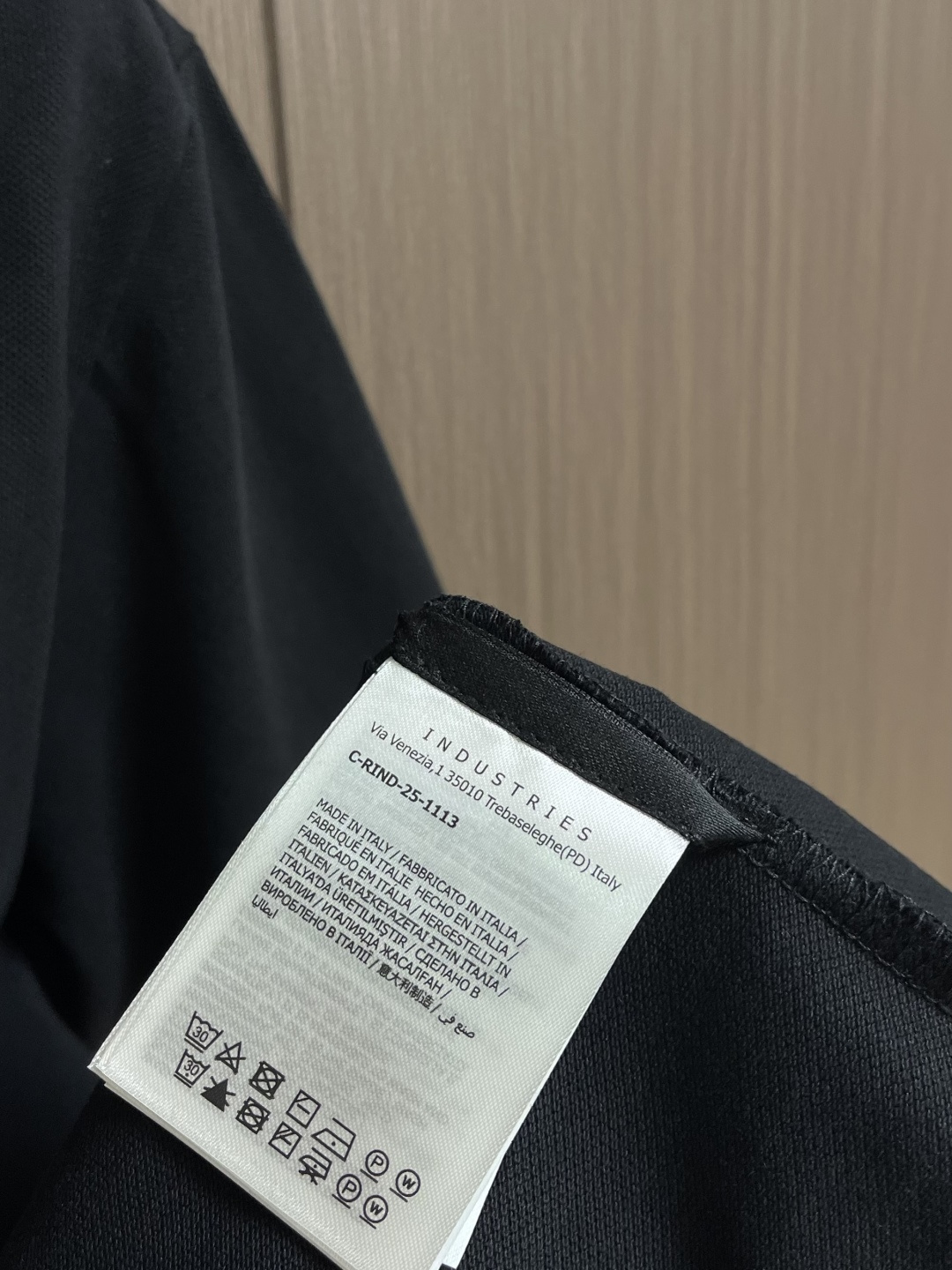 Moncler 胸前仔章标识Polo衫 定制丝光棉凝格珠地料 紧致细腻 舒适贴肤 以纯白之色 诠释高雅风