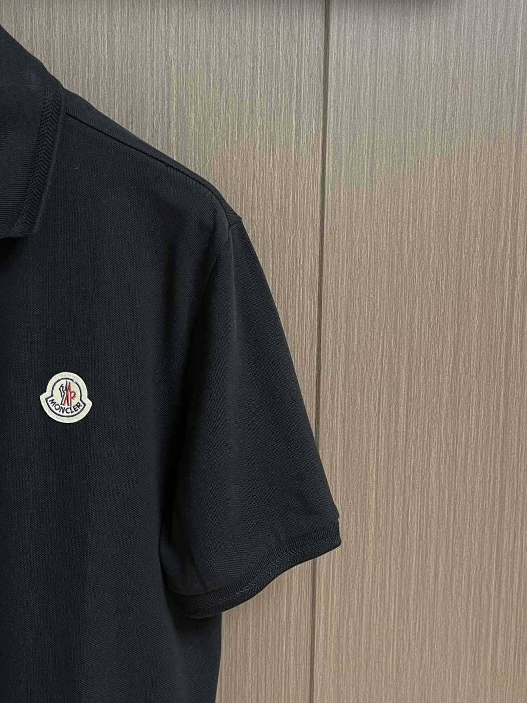 Moncler 胸前仔章标识Polo衫 定制丝光棉凝格珠地料 紧致细腻 舒适贴肤 以纯白之色 诠释高雅风