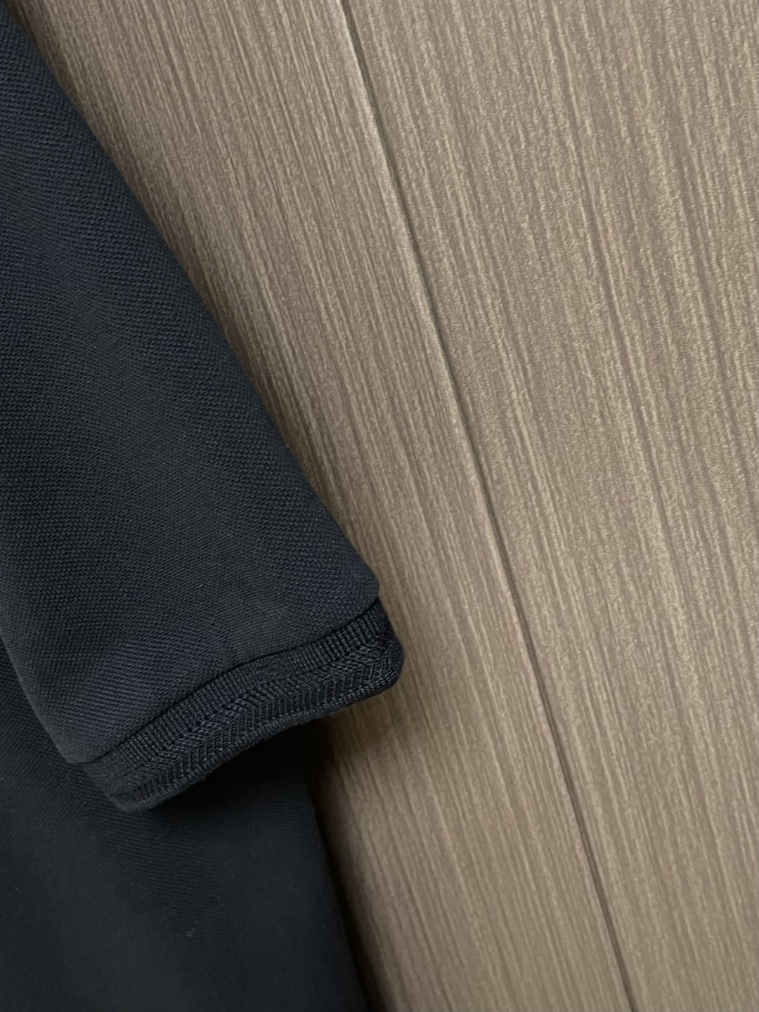 Moncler 胸前仔章标识Polo衫 定制丝光棉凝格珠地料 紧致细腻 舒适贴肤 以纯白之色 诠释高雅风