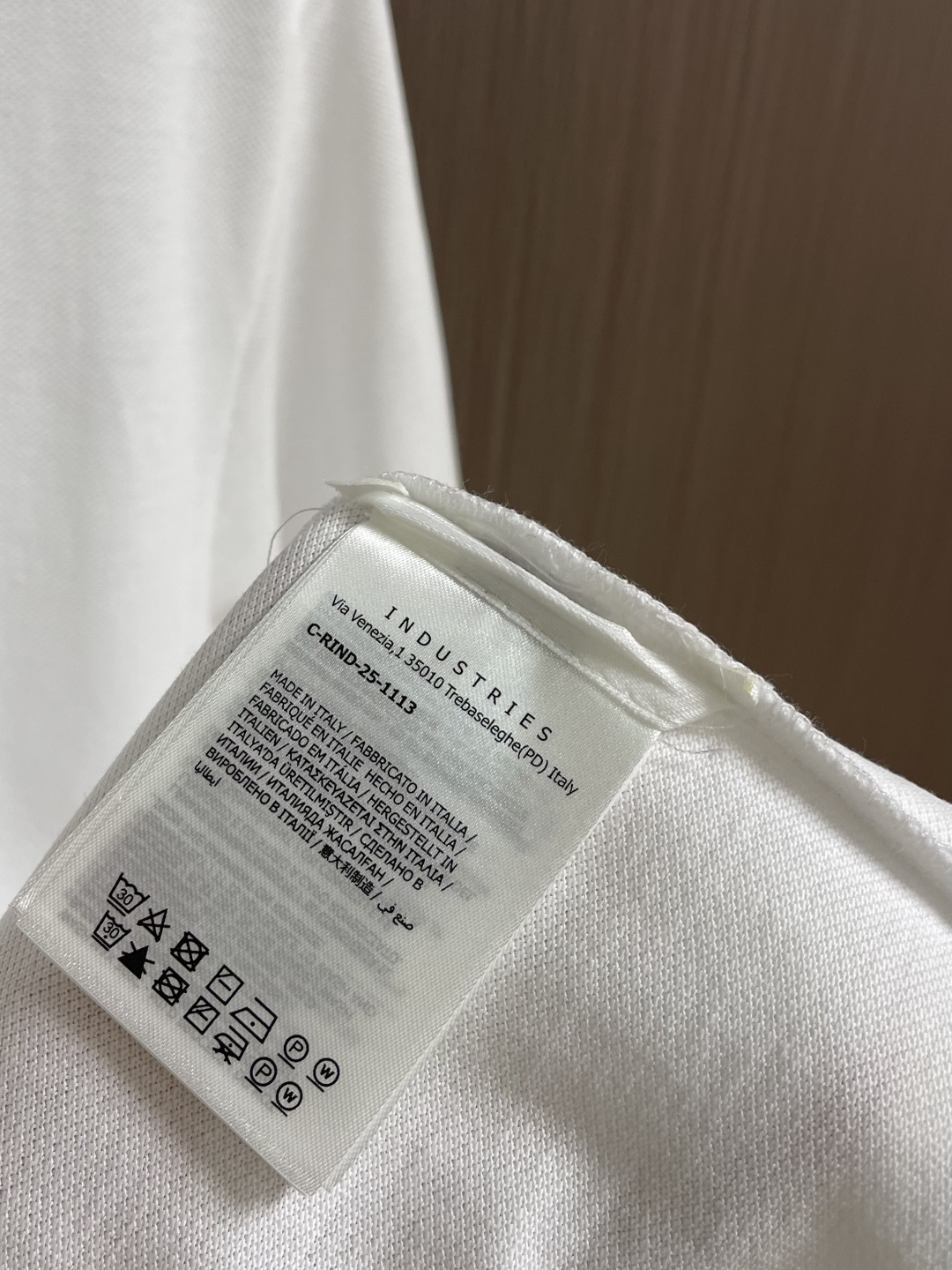 Moncler 胸前仔章标识Polo衫 定制丝光棉凝格珠地料 紧致细腻 舒适贴肤 以纯白之色 诠释高雅风