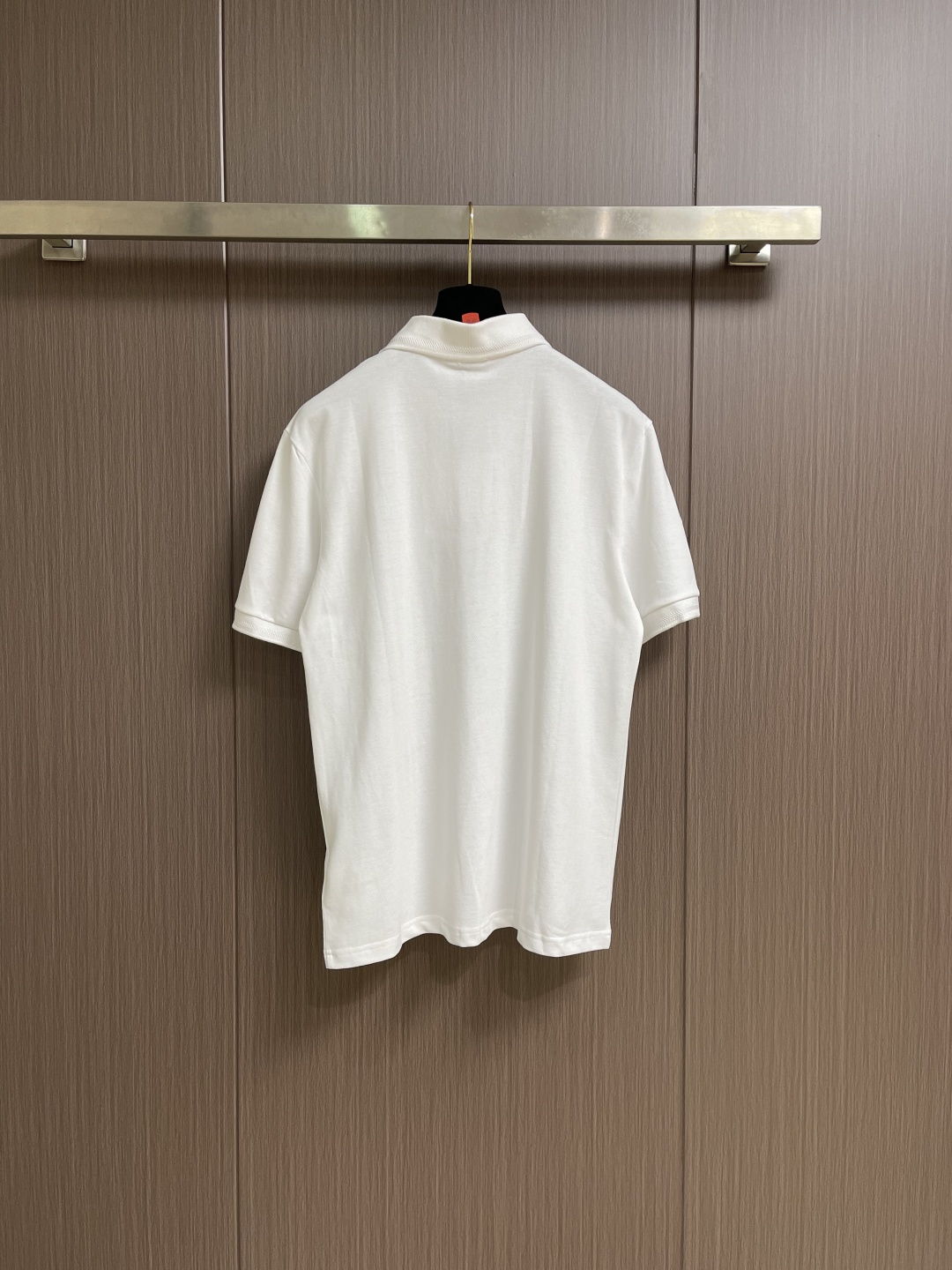 Moncler 胸前仔章标识Polo衫 定制丝光棉凝格珠地料 紧致细腻 舒适贴肤 以纯白之色 诠释高雅风