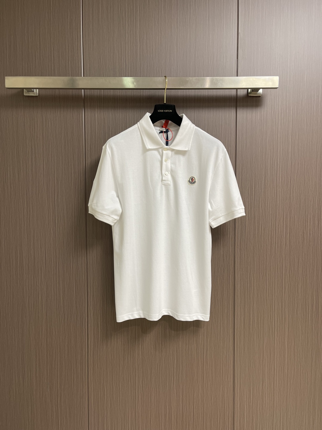 Moncler 胸前仔章标识Polo衫 定制丝光棉凝格珠地料 紧致细腻 舒适贴肤 以纯白之色 诠释高雅风