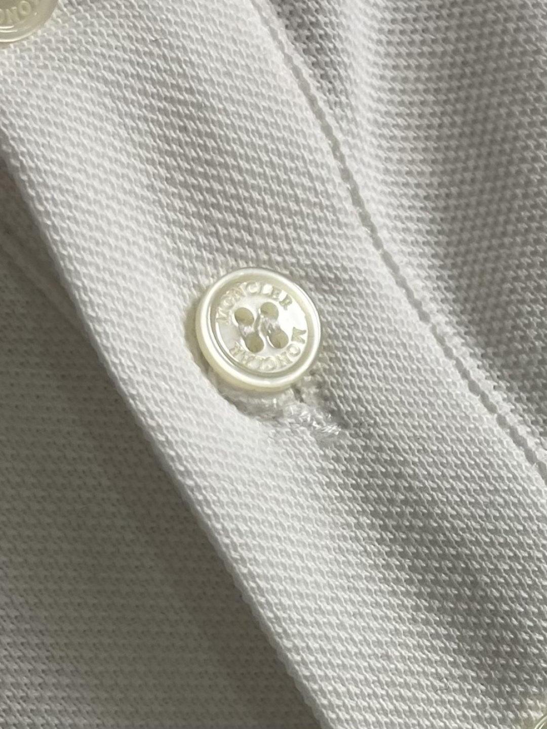 Moncler 胸前仔章标识Polo衫 定制丝光棉凝格珠地料 紧致细腻 舒适贴肤 以纯白之色 诠释高雅风