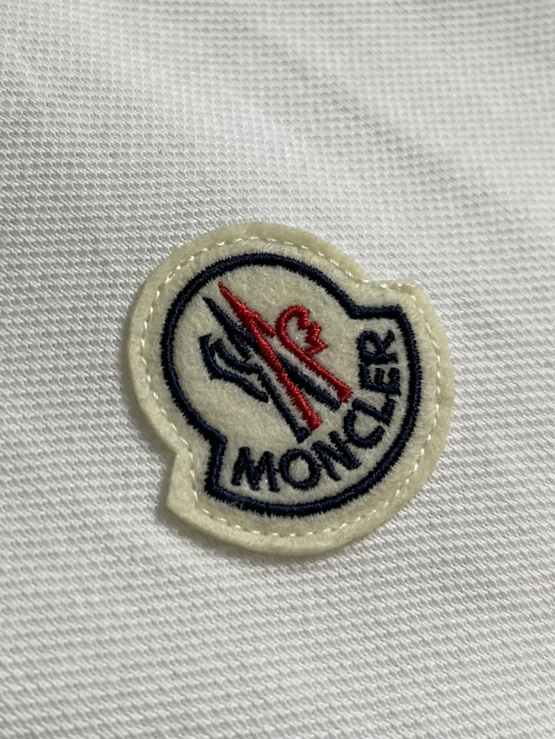 Moncler 胸前仔章标识Polo衫 定制丝光棉凝格珠地料 紧致细腻 舒适贴肤 以纯白之色 诠释高雅风