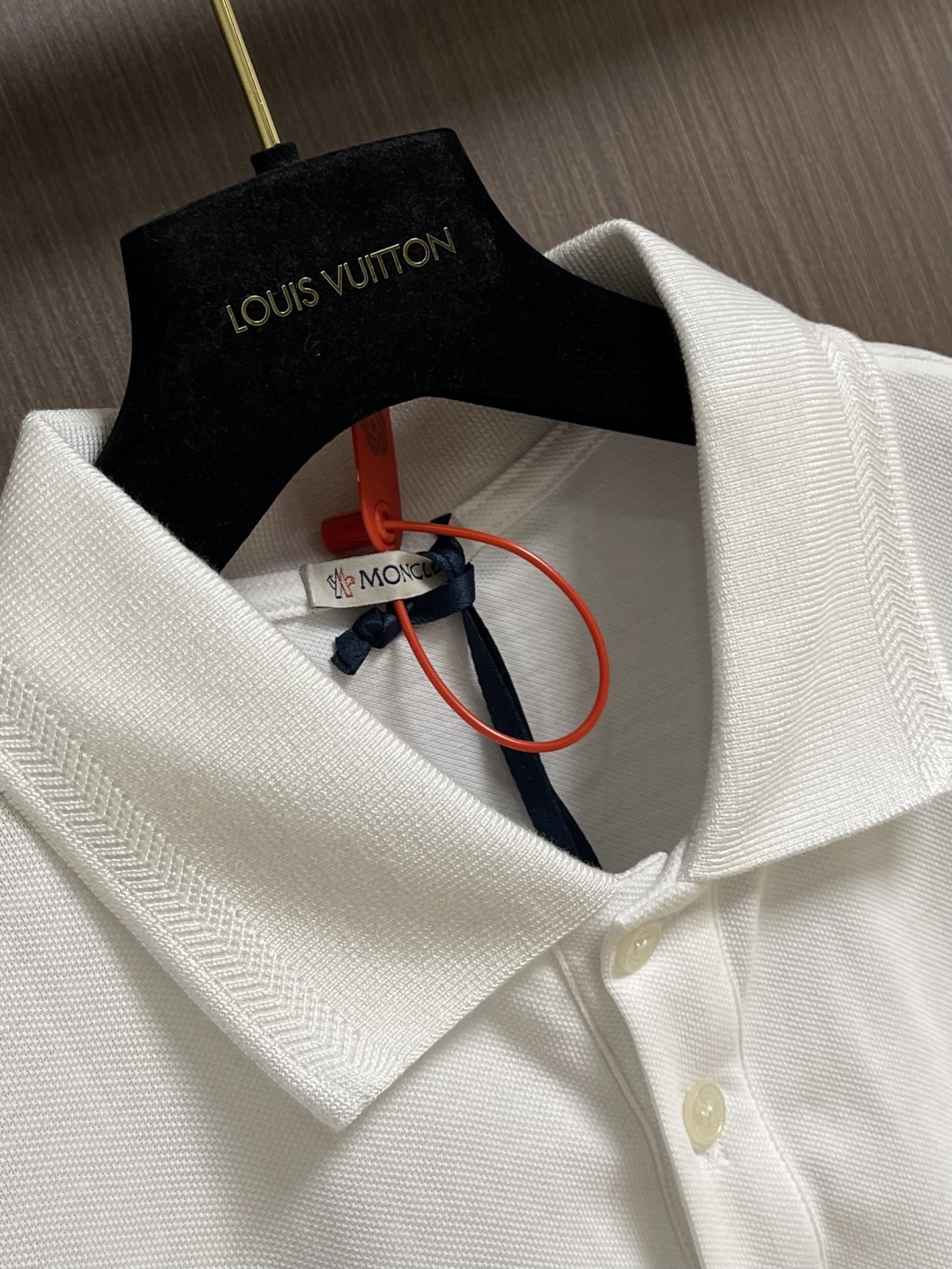 Moncler 胸前仔章标识Polo衫 定制丝光棉凝格珠地料 紧致细腻 舒适贴肤 以纯白之色 诠释高雅风