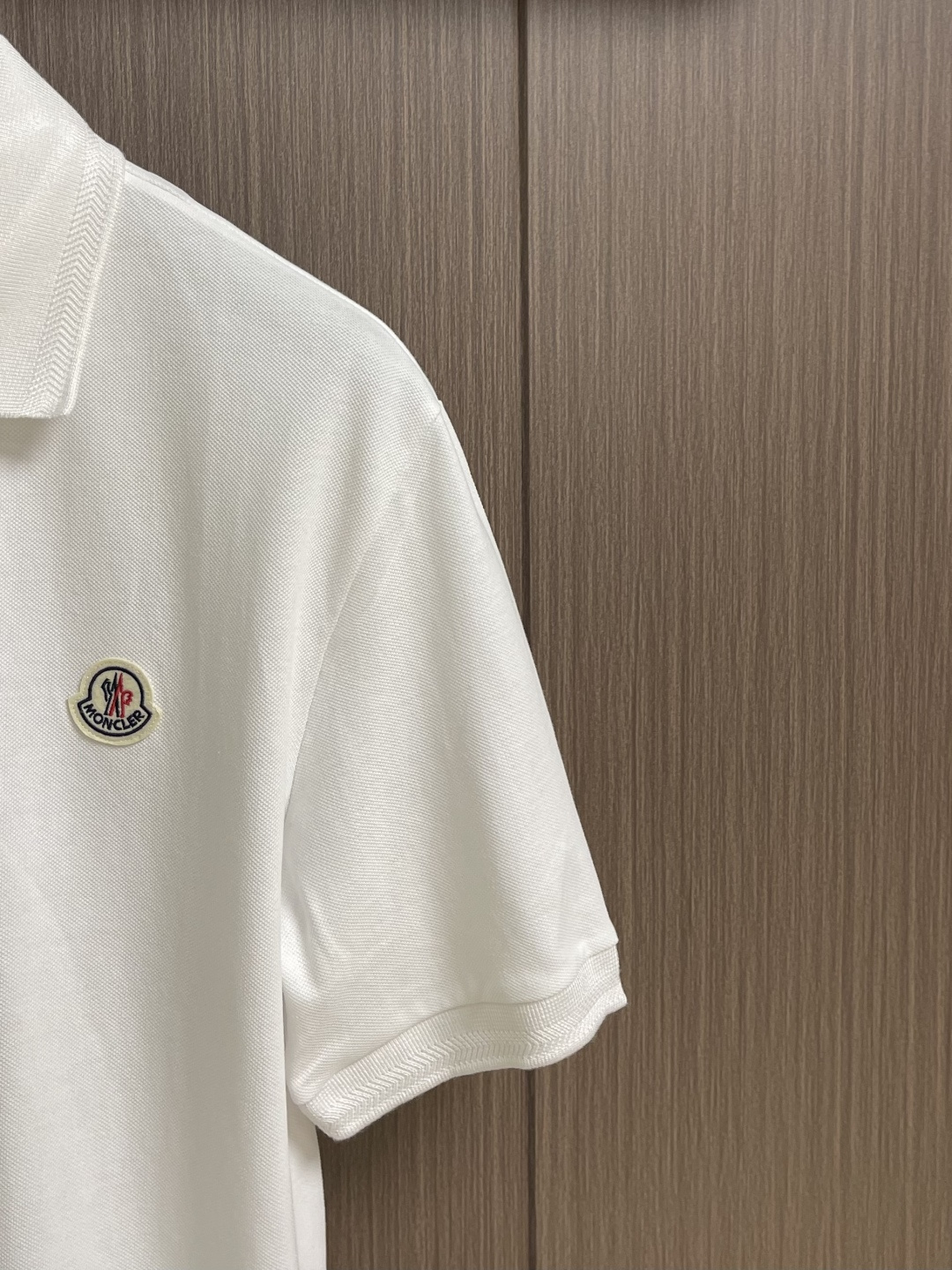 Moncler 胸前仔章标识Polo衫 定制丝光棉凝格珠地料 紧致细腻 舒适贴肤 以纯白之色 诠释高雅风