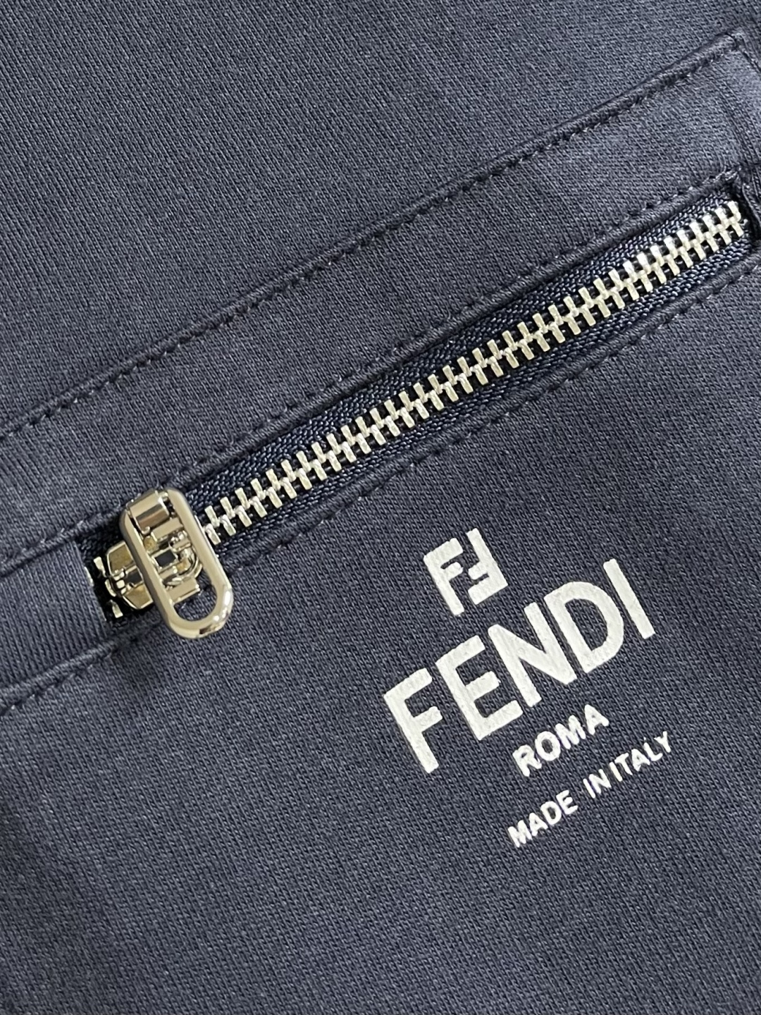Fendi 印花口袋短袖T恤 定制云柔丝光棉 柔软细腻 舒适贴肤 以浓郁的海军蓝为主色调 展现出优雅的绅